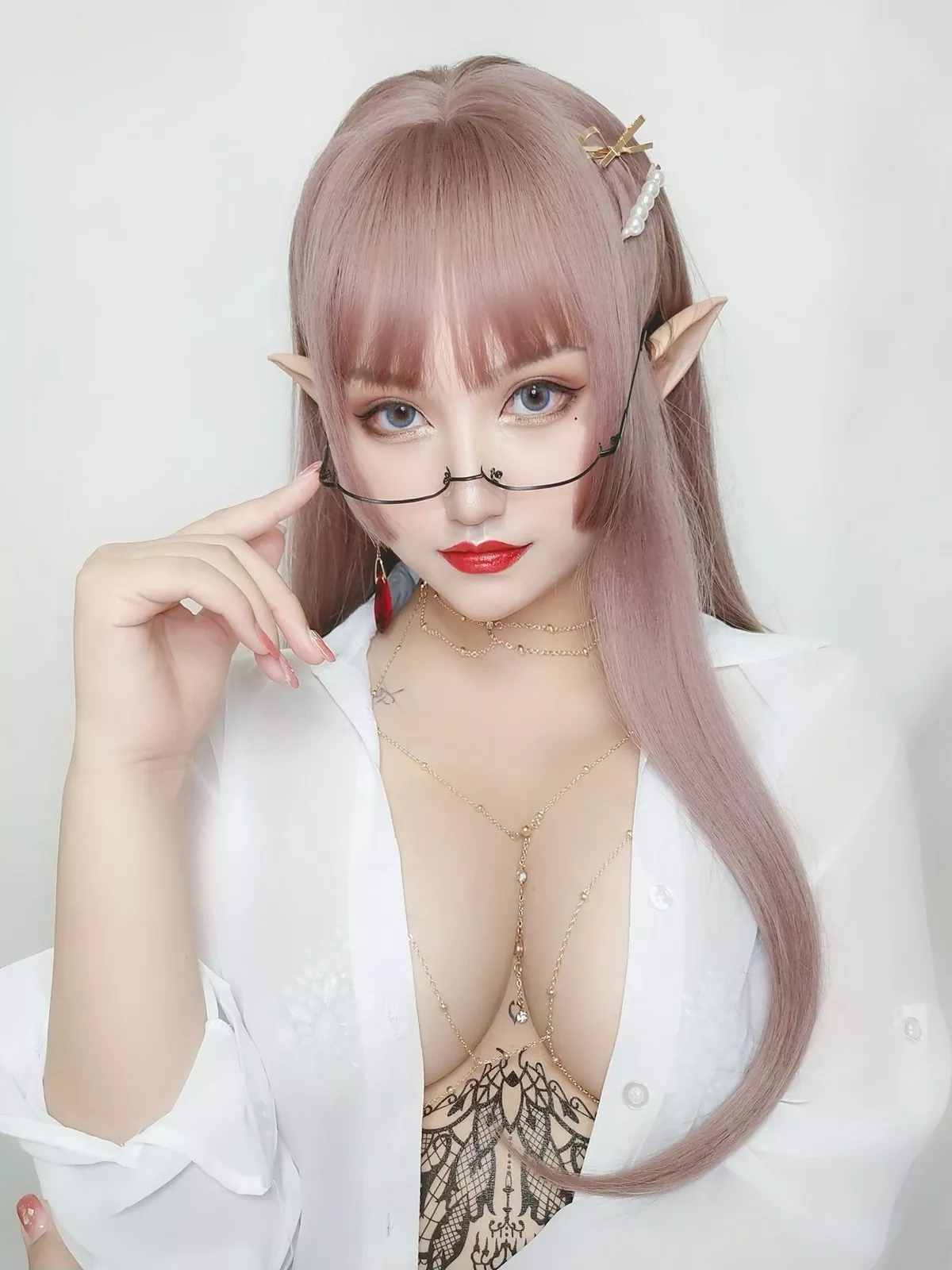 人气Coser夏鸽鸽不想起床纹身水钻主题白色薄透衬衣半脱露豪乳惹火诱惑写真40P