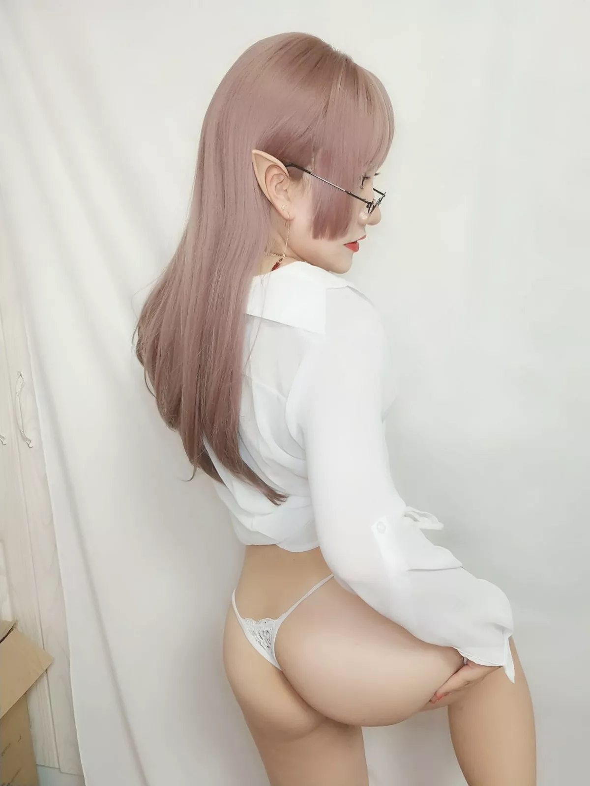 人气Coser夏鸽鸽不想起床纹身水钻主题白色薄透衬衣半脱露豪乳惹火诱惑写真40P