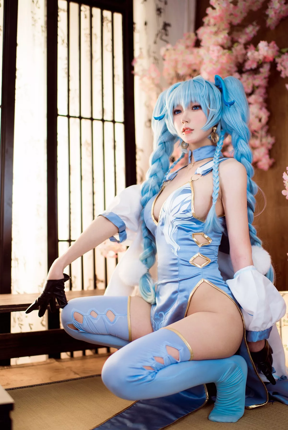 动漫博主阿包也是兔娘少女前线主题私房低胸高开旗袍半脱秀惹火身材诱惑写真31P