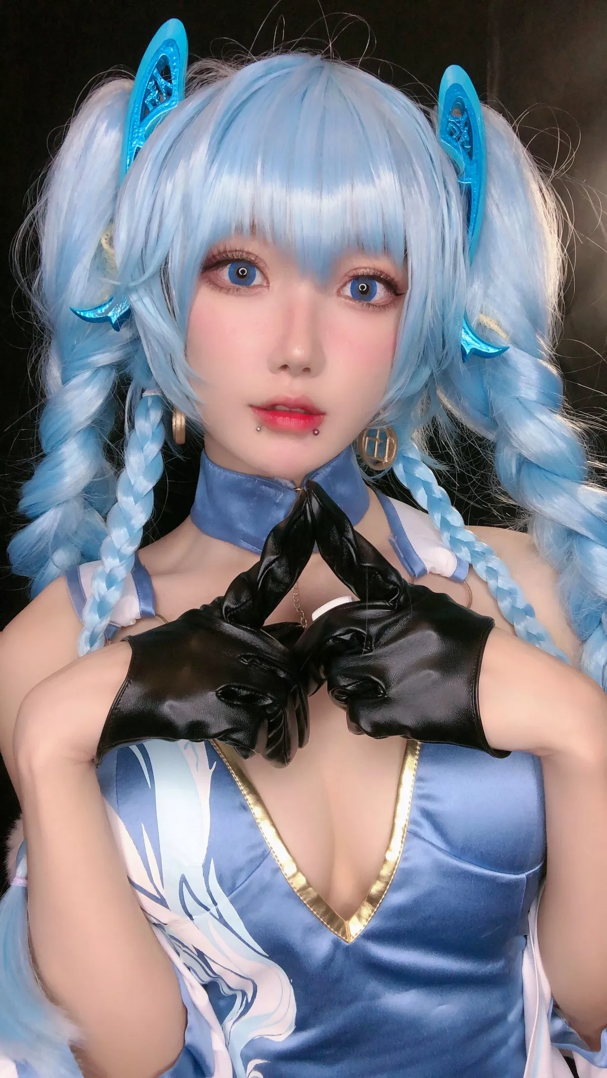 动漫博主阿包也是兔娘少女前线主题私房低胸高开旗袍半脱秀惹火身材诱惑写真31P