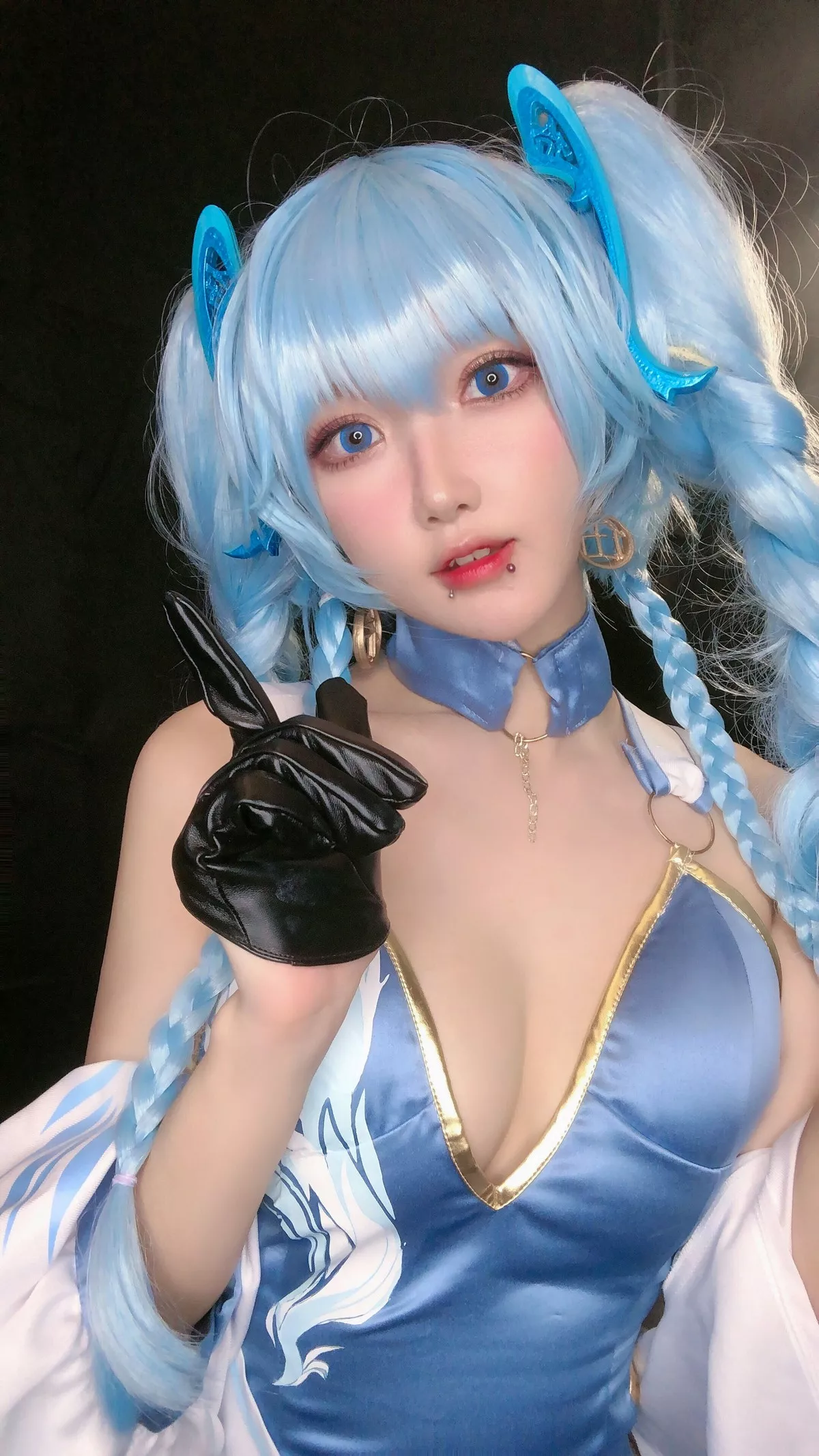 动漫博主阿包也是兔娘少女前线主题私房低胸高开旗袍半脱秀惹火身材诱惑写真31P
