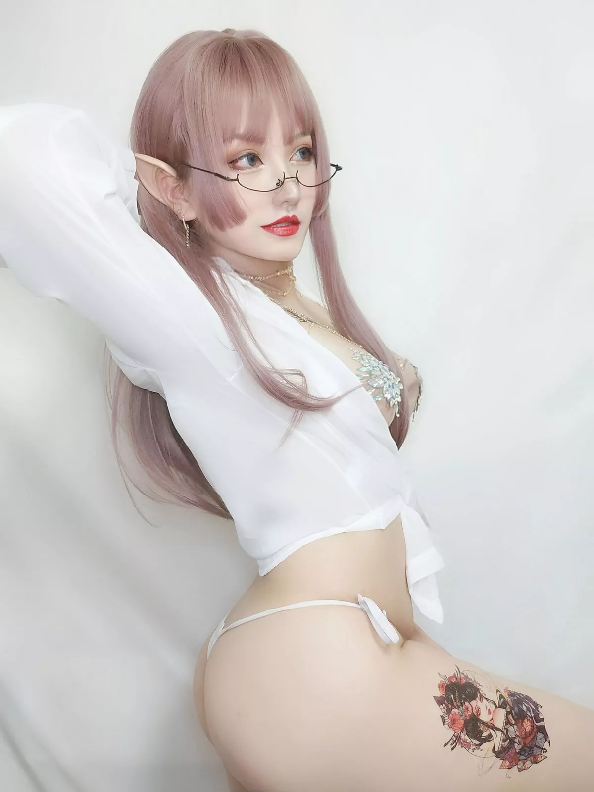人气Coser夏鸽鸽不想起床纹身水钻主题白色薄透衬衣半脱露豪乳惹火诱惑写真40P