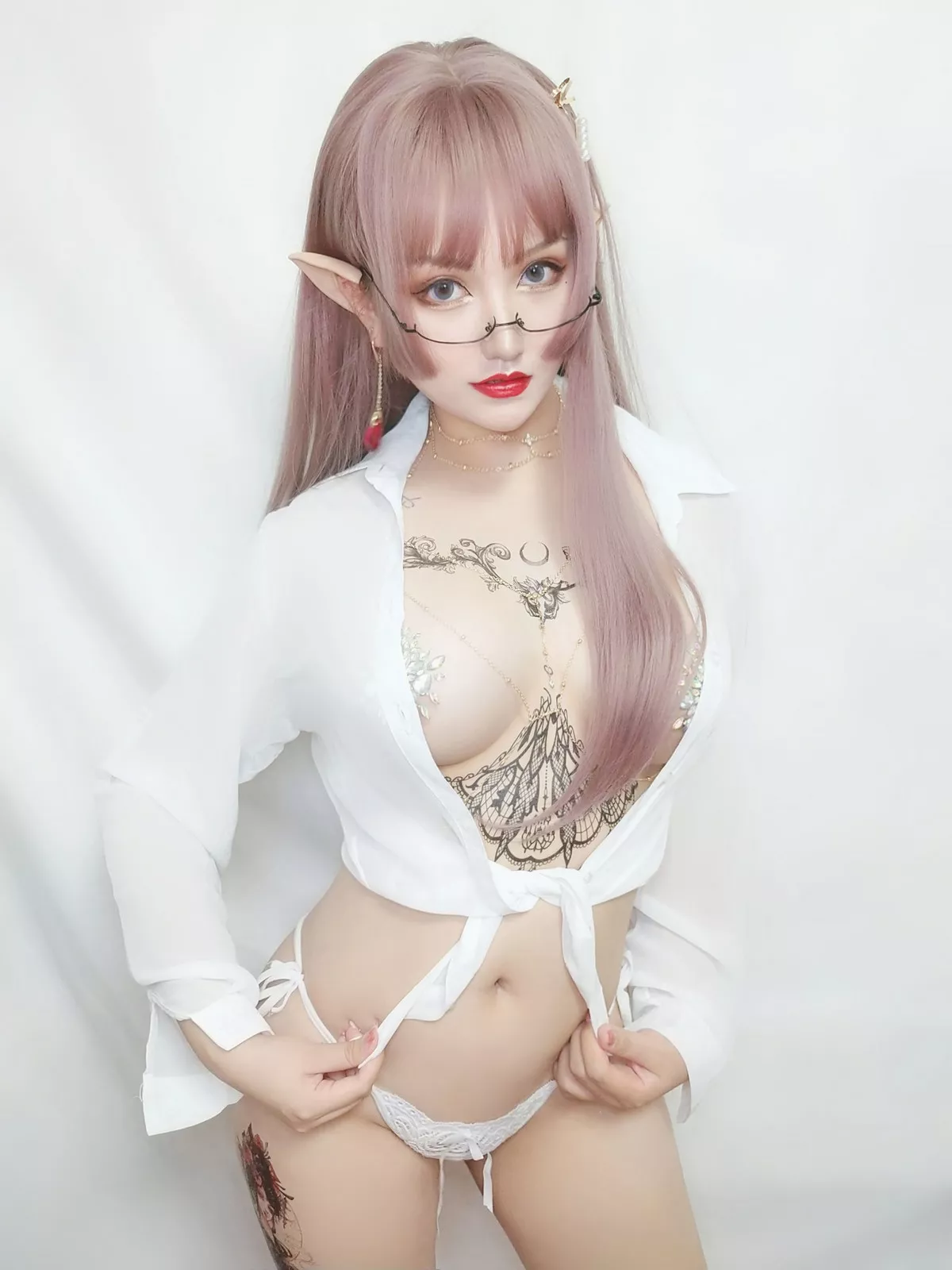 人气Coser夏鸽鸽不想起床纹身水钻主题白色薄透衬衣半脱露豪乳惹火诱惑写真40P