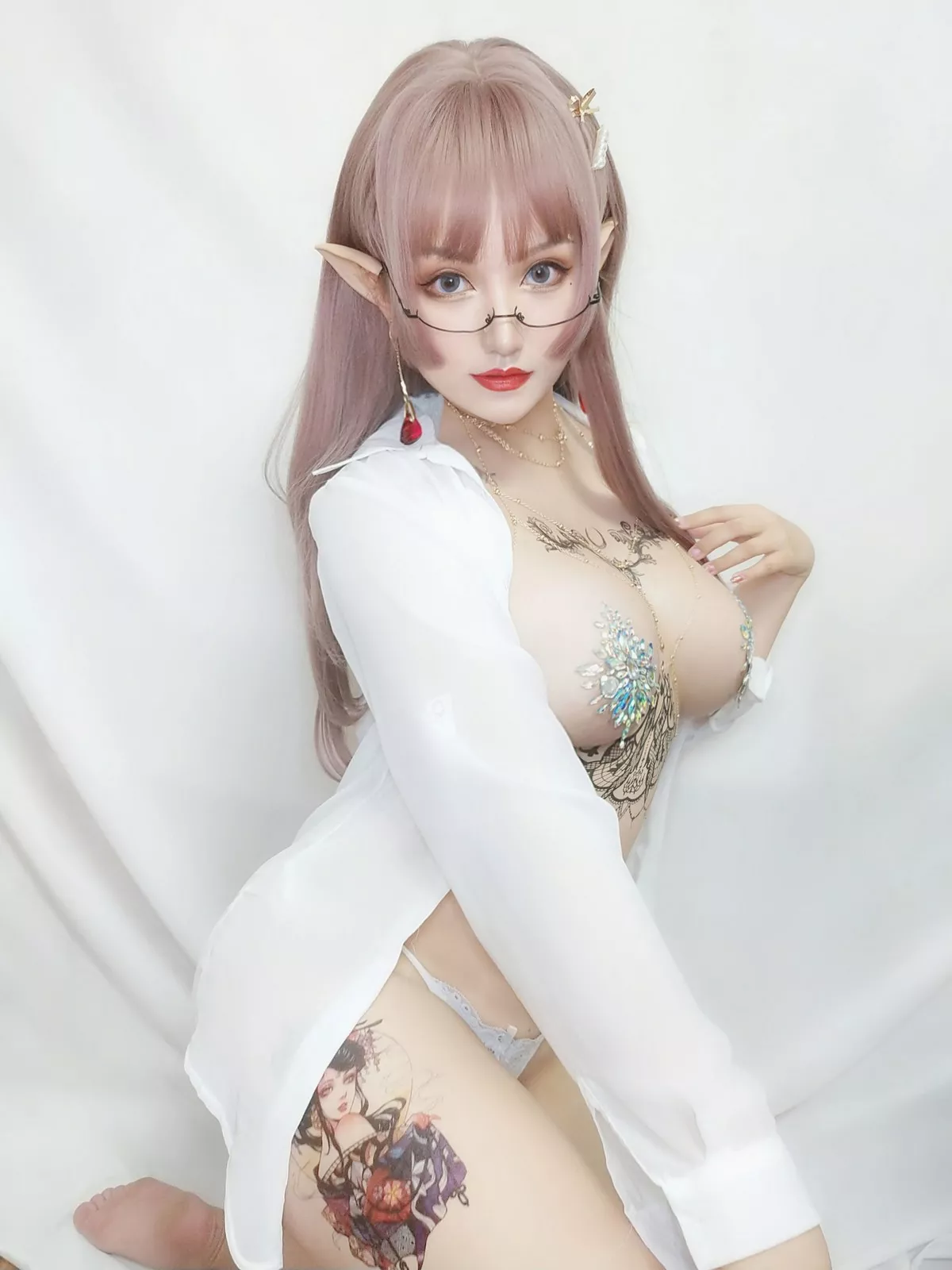 人气Coser夏鸽鸽不想起床纹身水钻主题白色薄透衬衣半脱露豪乳惹火诱惑写真40P