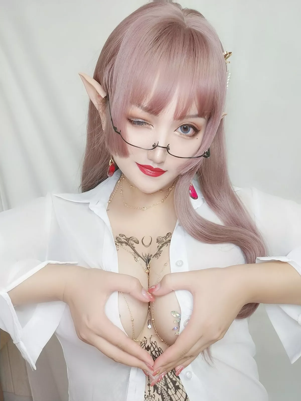 人气Coser夏鸽鸽不想起床纹身水钻主题白色薄透衬衣半脱露豪乳惹火诱惑写真40P