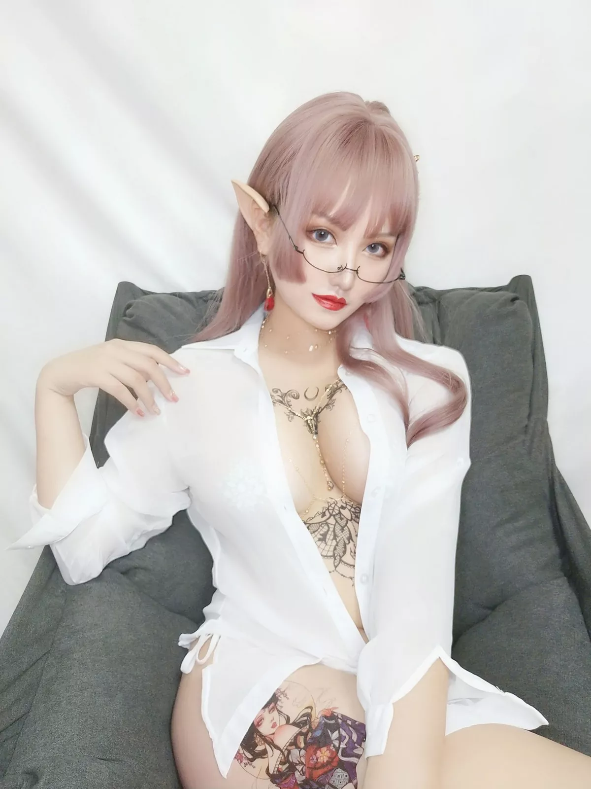人气Coser夏鸽鸽不想起床纹身水钻主题白色薄透衬衣半脱露豪乳惹火诱惑写真40P