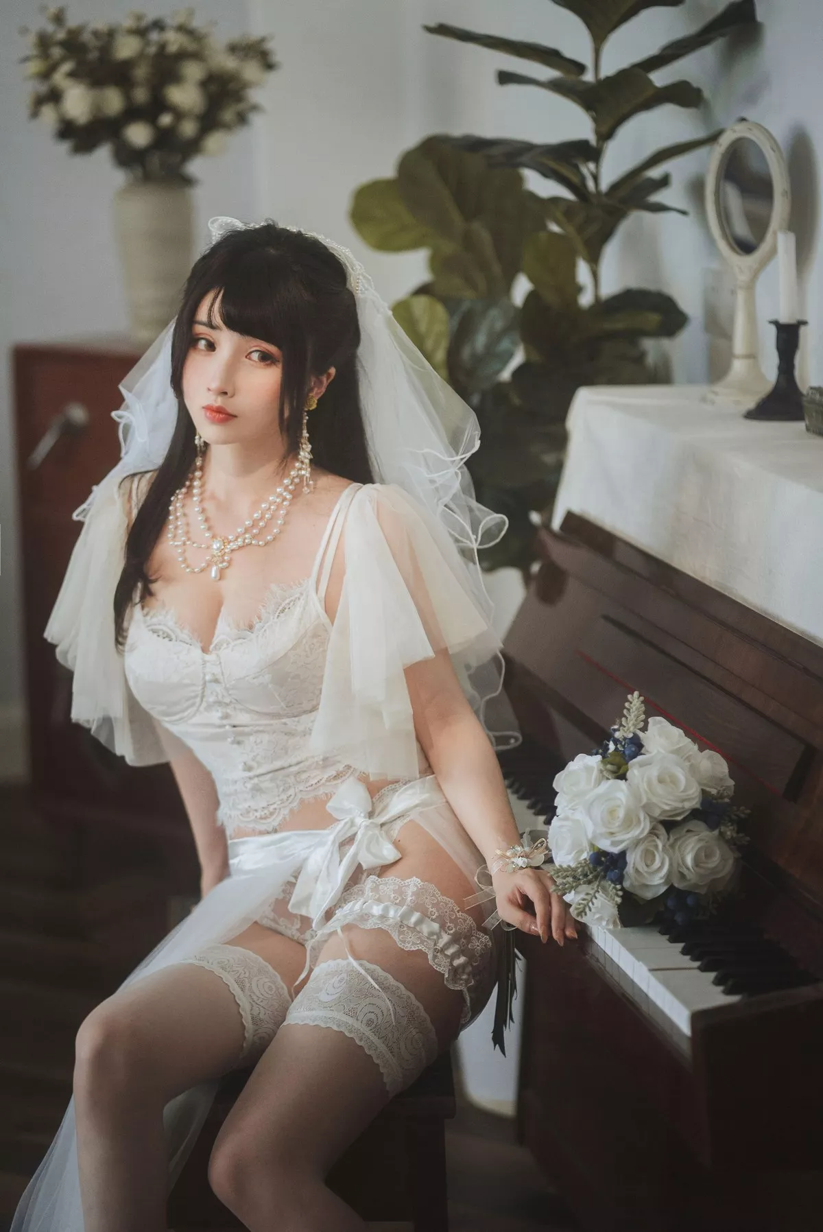 网络美女rioko凉凉子透明婚纱主题私房性感蕾丝内衣配白色蕾丝袜完美诱惑写真37P