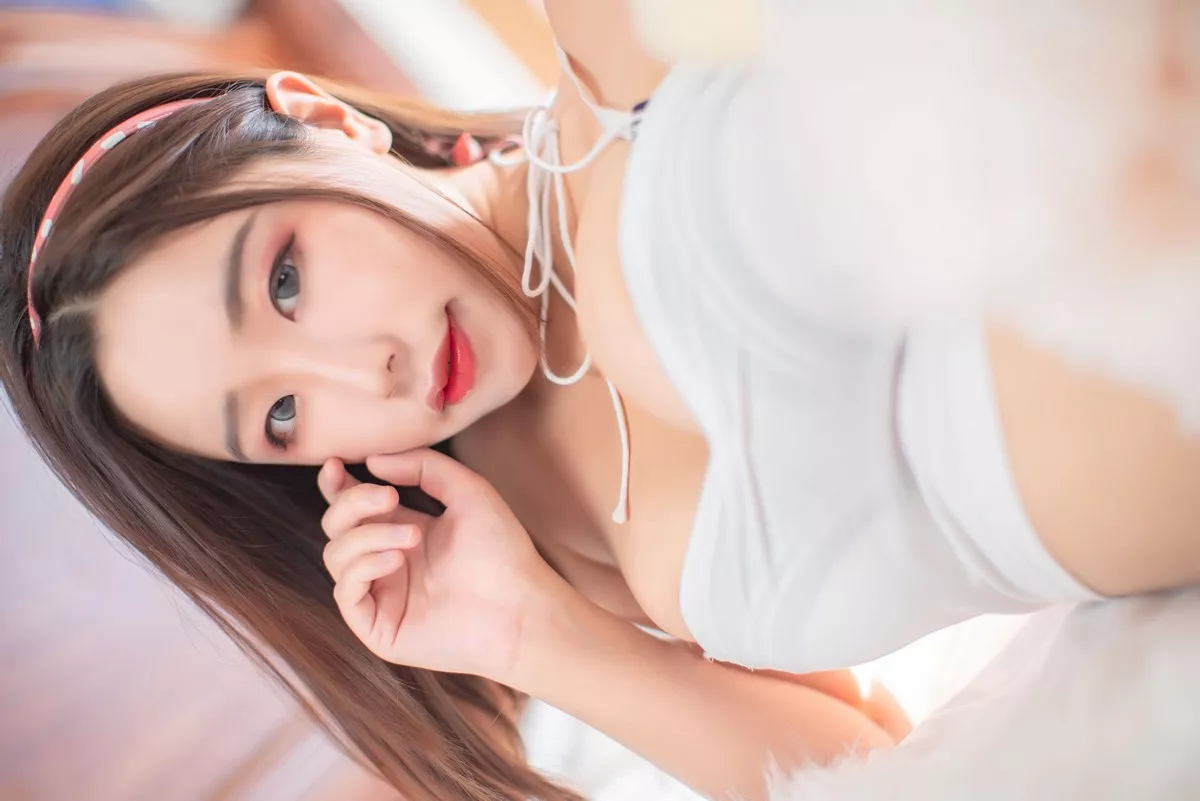 动漫博主穆零Mu0温泉主题私房床上白色低胸内衣配白丝袜秀丰满身材诱惑写真48P