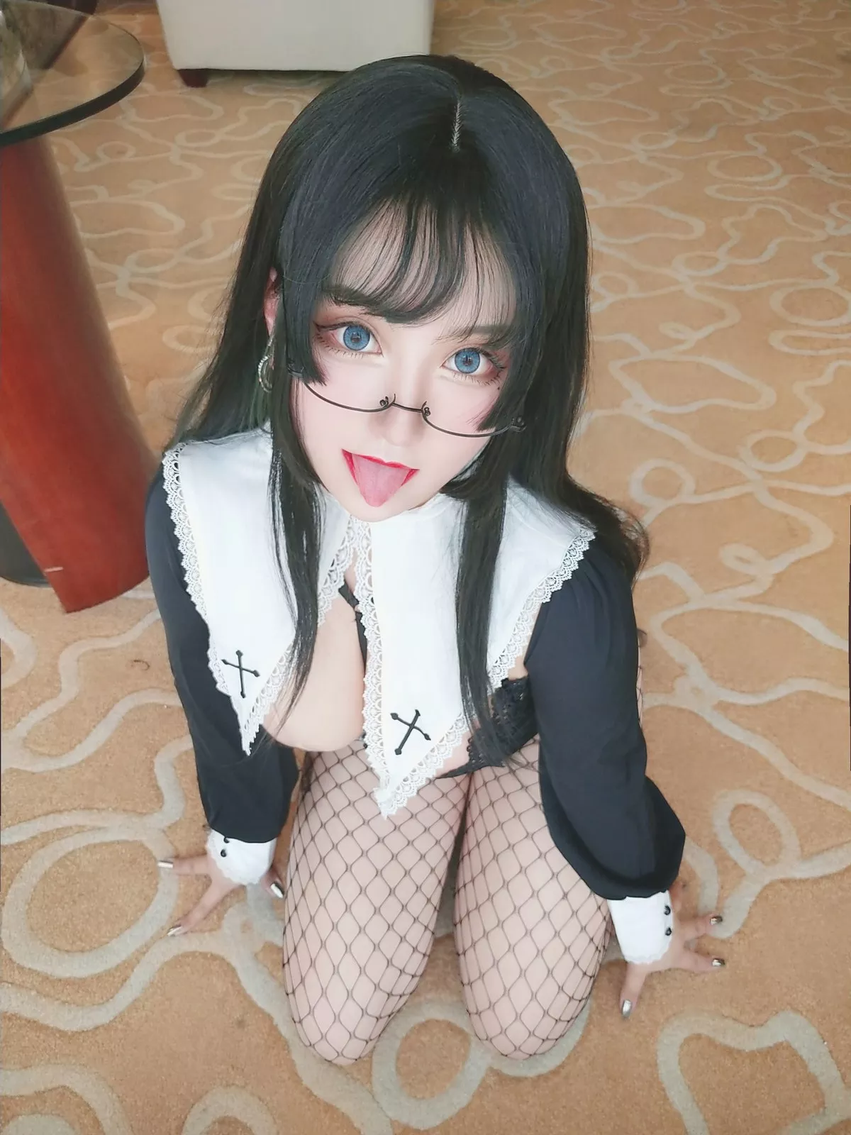 人气Coser夏鸽鸽不想起床修女主题黑色内衣配黑丝渔网秀完美身材诱惑写真40P