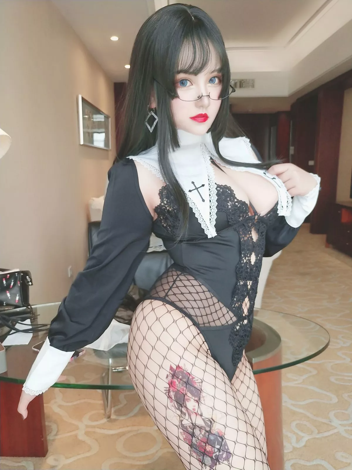 人气Coser夏鸽鸽不想起床修女主题黑色内衣配黑丝渔网秀完美身材诱惑写真40P