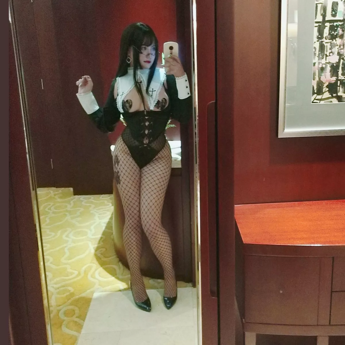 人气Coser夏鸽鸽不想起床修女主题黑色内衣配黑丝渔网秀完美身材诱惑写真40P
