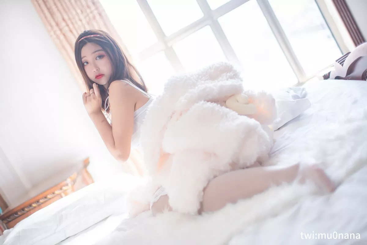 动漫博主穆零Mu0温泉主题私房床上白色低胸内衣配白丝袜秀丰满身材诱惑写真48P