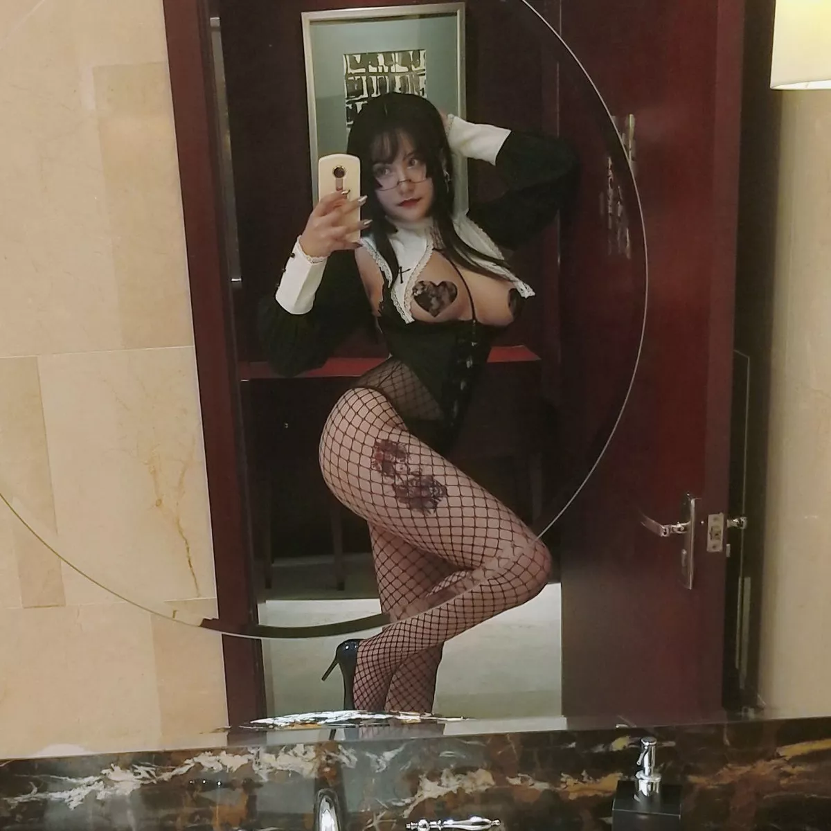 人气Coser夏鸽鸽不想起床修女主题黑色内衣配黑丝渔网秀完美身材诱惑写真40P