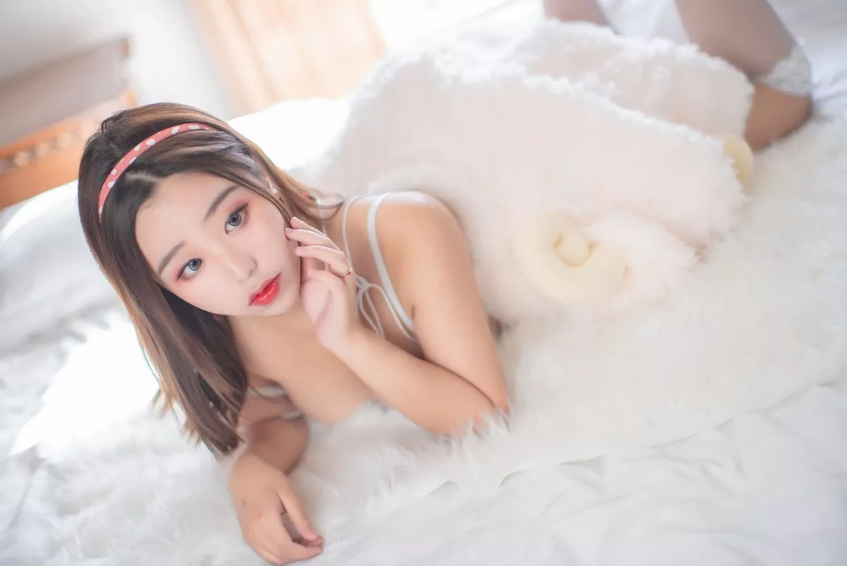 动漫博主穆零Mu0温泉主题私房床上白色低胸内衣配白丝袜秀丰满身材诱惑写真48P