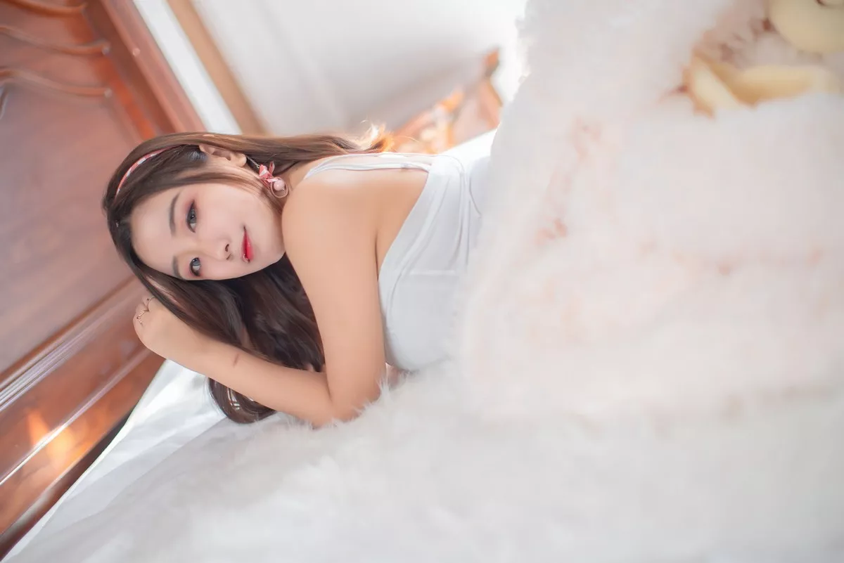 动漫博主穆零Mu0温泉主题私房床上白色低胸内衣配白丝袜秀丰满身材诱惑写真48P