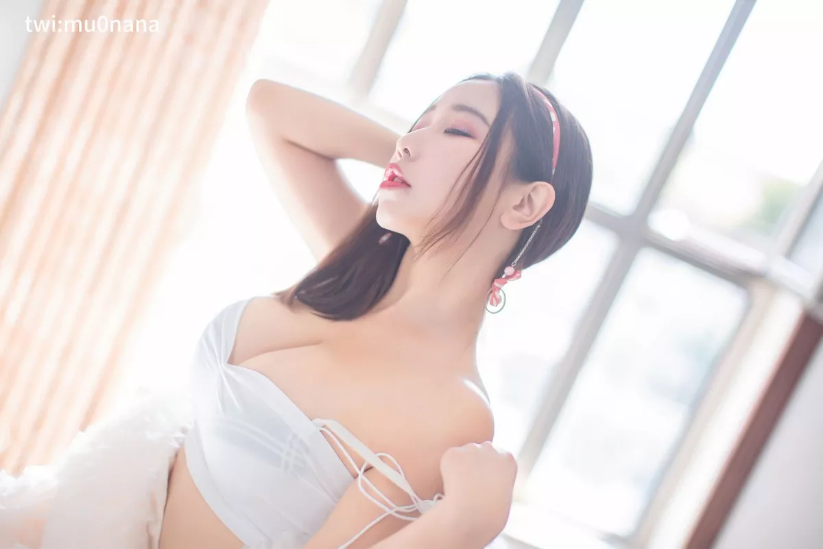 动漫博主穆零Mu0温泉主题私房床上白色低胸内衣配白丝袜秀丰满身材诱惑写真48P