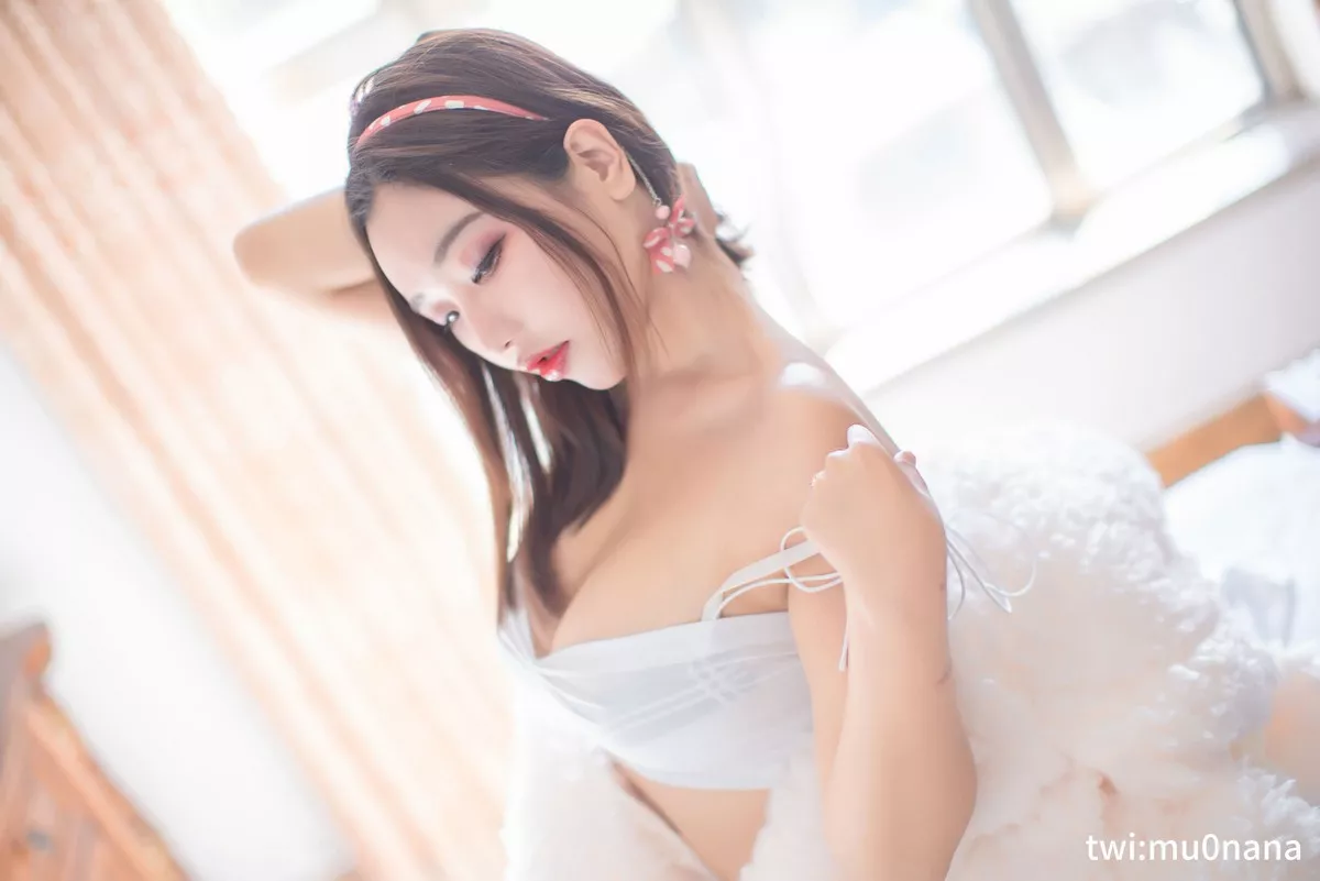 动漫博主穆零Mu0温泉主题私房床上白色低胸内衣配白丝袜秀丰满身材诱惑写真48P