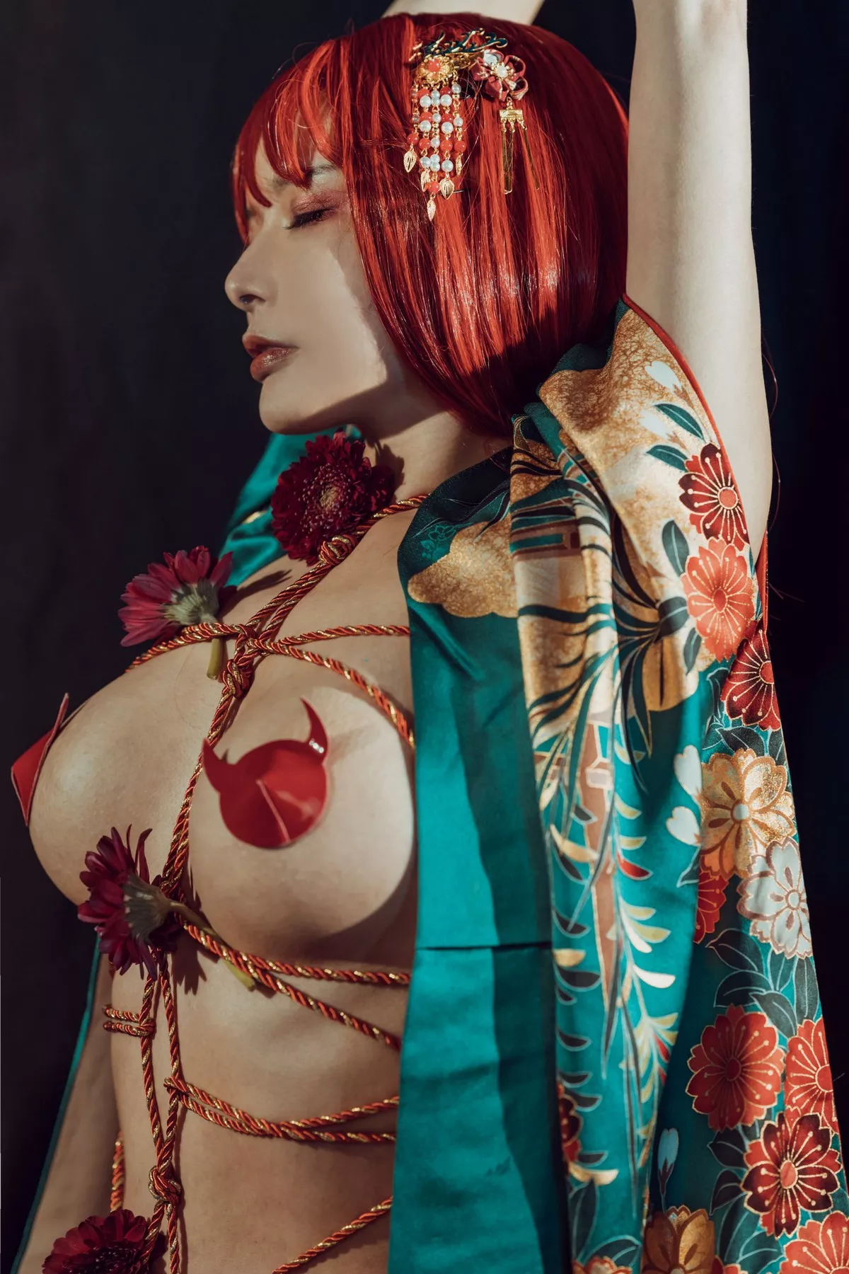 嫩模秋和柯基(夏小秋秋秋)和服主题私房半脱露情趣捆绑秀火辣身材诱惑写真36P