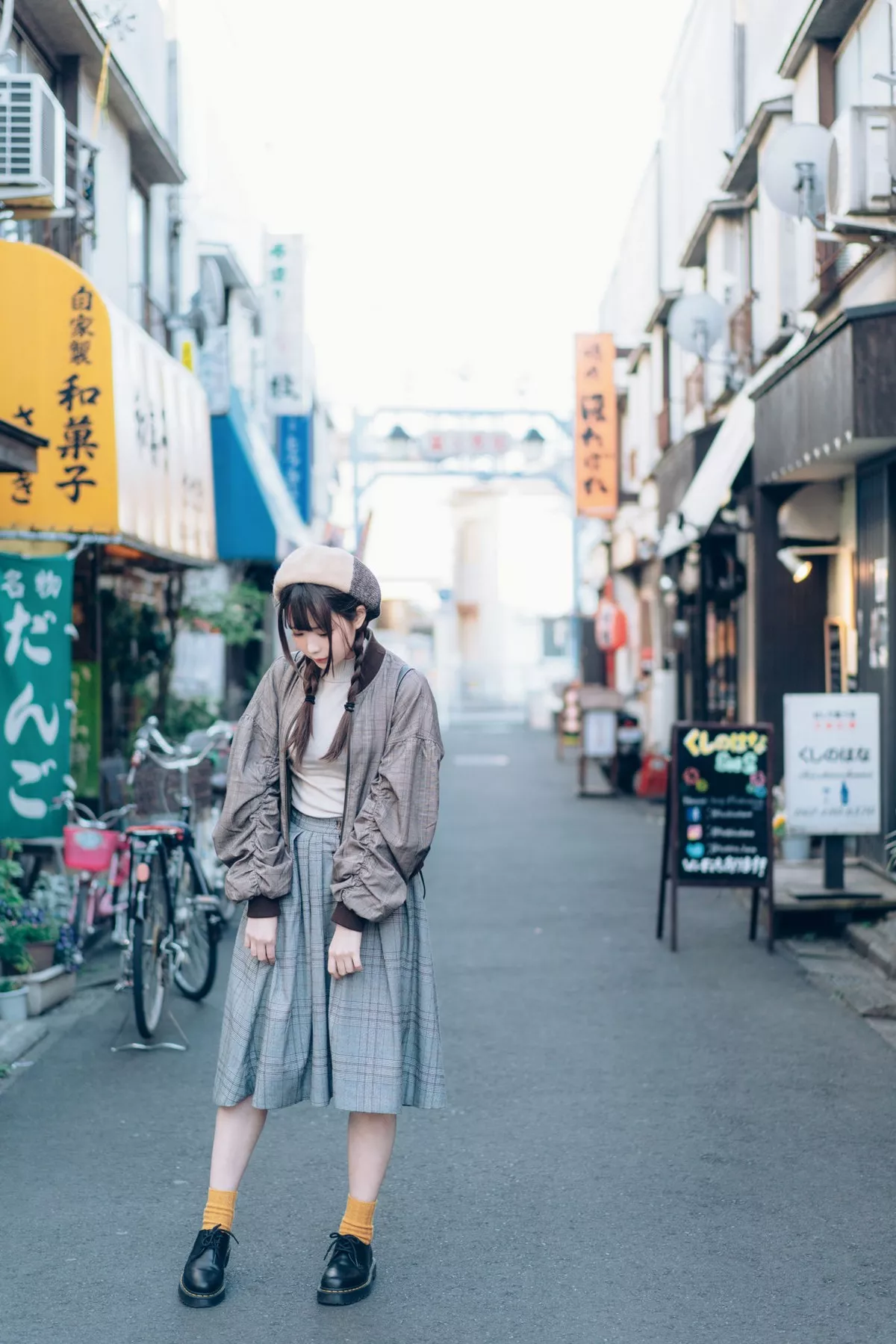 微博妹纸霜月shimo春天户外主题户外JK制服+私房女仆装秀完美身材诱惑写真54P