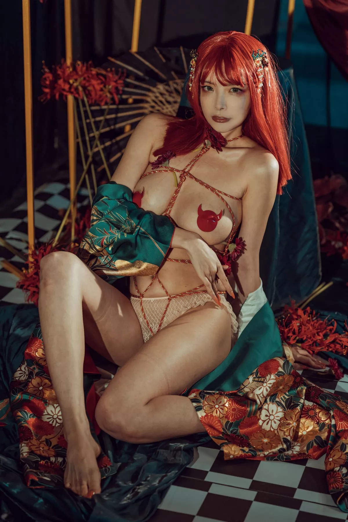 嫩模秋和柯基(夏小秋秋秋)和服主题私房半脱露情趣捆绑秀火辣身材诱惑写真36P