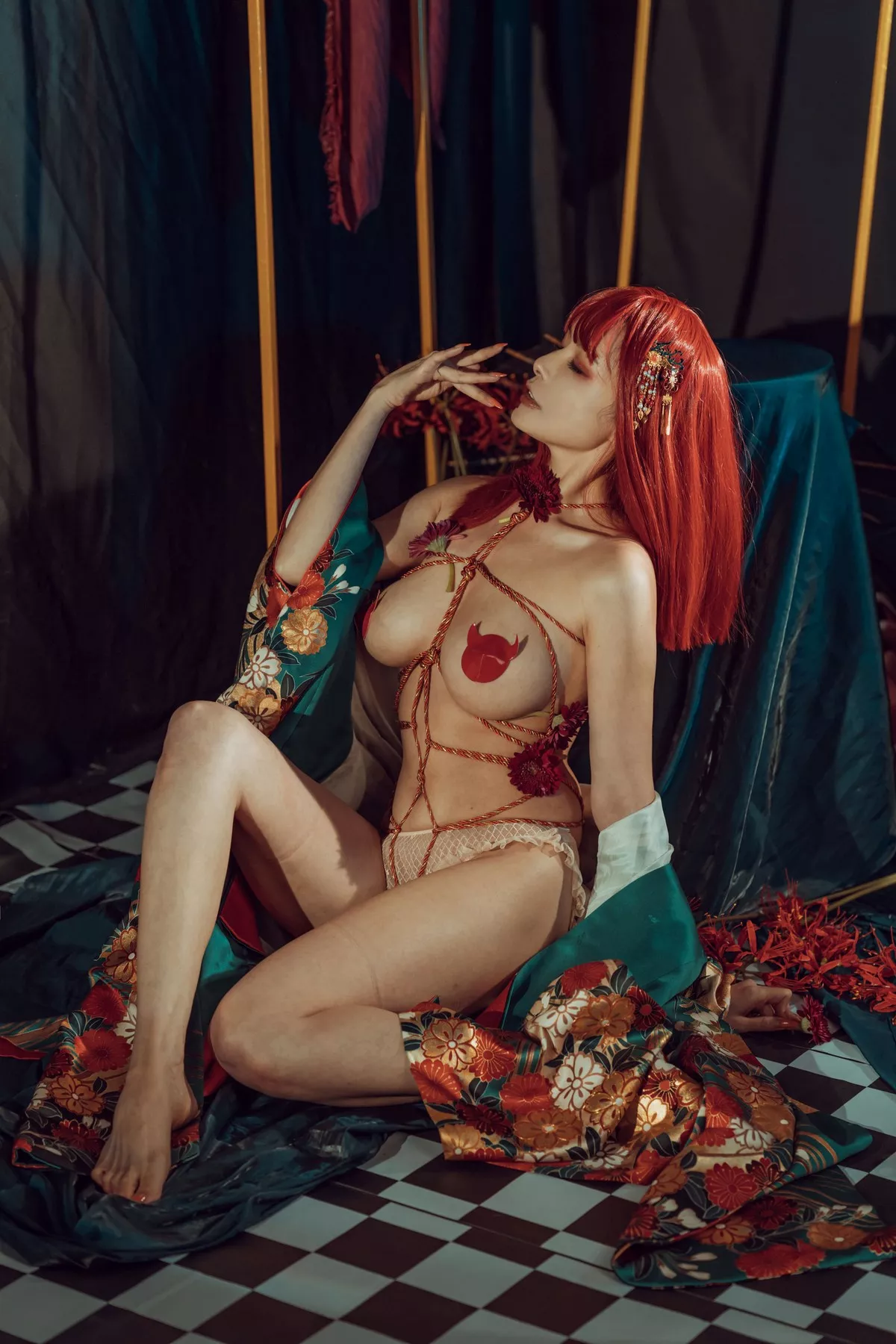 嫩模秋和柯基(夏小秋秋秋)和服主题私房半脱露情趣捆绑秀火辣身材诱惑写真36P