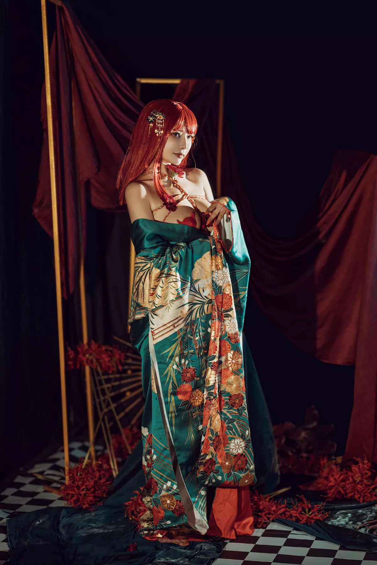 嫩模秋和柯基(夏小秋秋秋)和服主题私房半脱露情趣捆绑秀火辣身材诱惑写真36P
