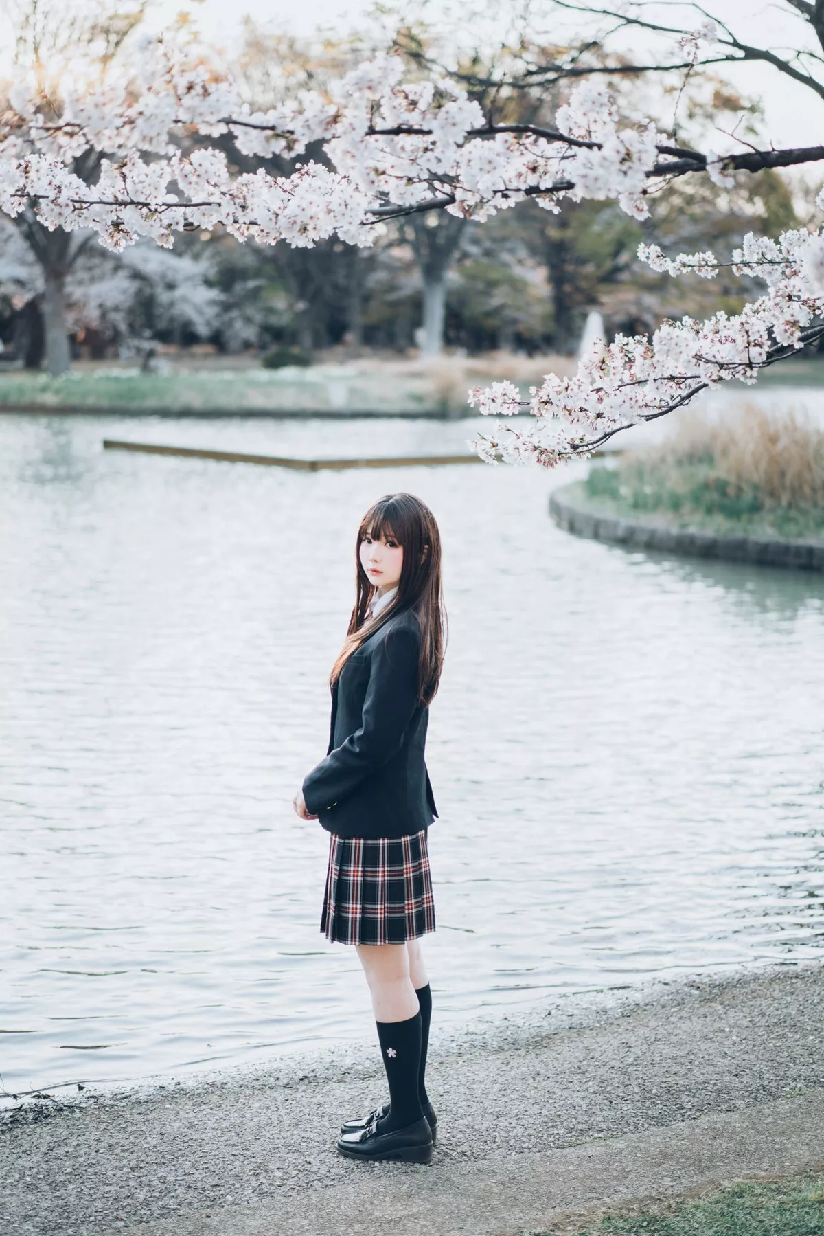 微博妹纸霜月shimo春天户外主题户外JK制服+私房女仆装秀完美身材诱惑写真54P