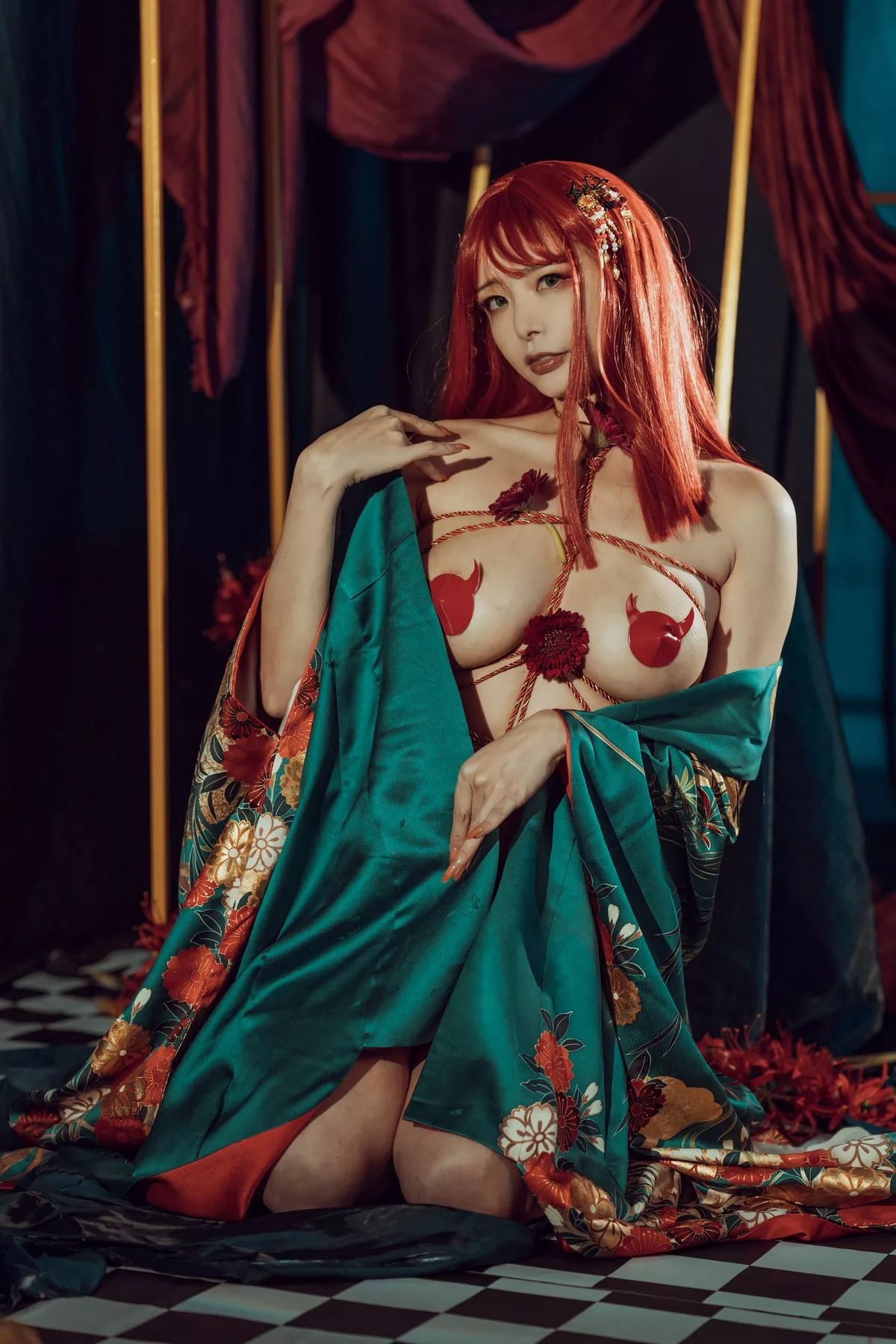 嫩模秋和柯基(夏小秋秋秋)和服主题私房半脱露情趣捆绑秀火辣身材诱惑写真36P