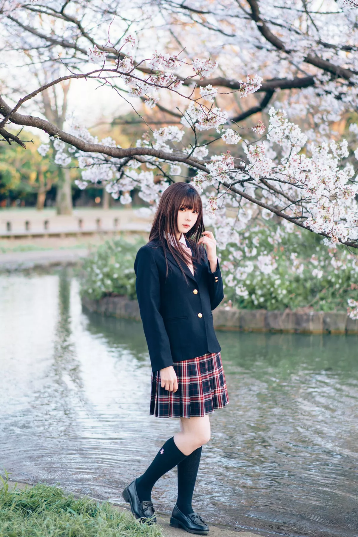 微博妹纸霜月shimo春天户外主题户外JK制服+私房女仆装秀完美身材诱惑写真54P