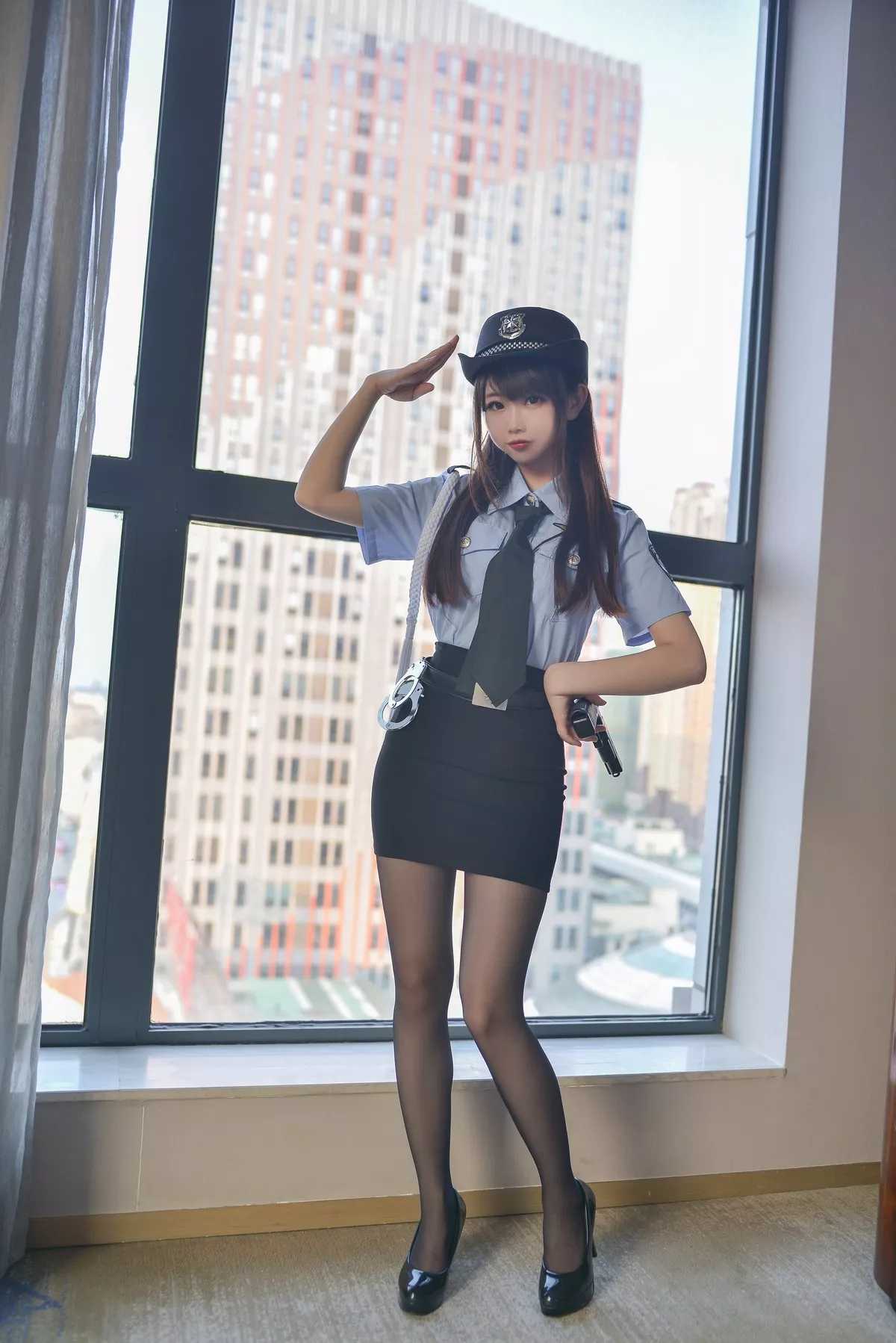 Coser小姐姐雪琪女警制服主题私房黑色短裙下性感黑丝裤袜秀翘臀美腿诱惑写真49P