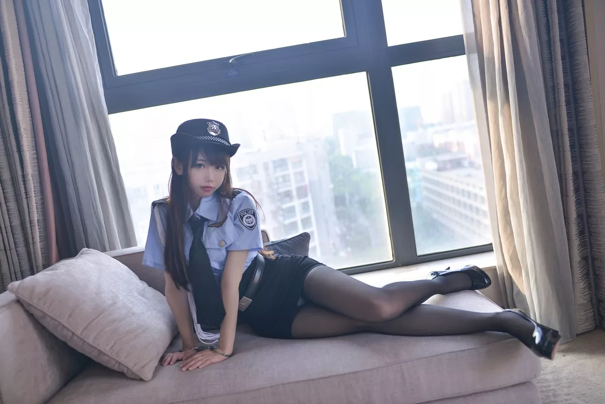 Coser小姐姐雪琪女警制服主题私房黑色短裙下性感黑丝裤袜秀翘臀美腿诱惑写真49P