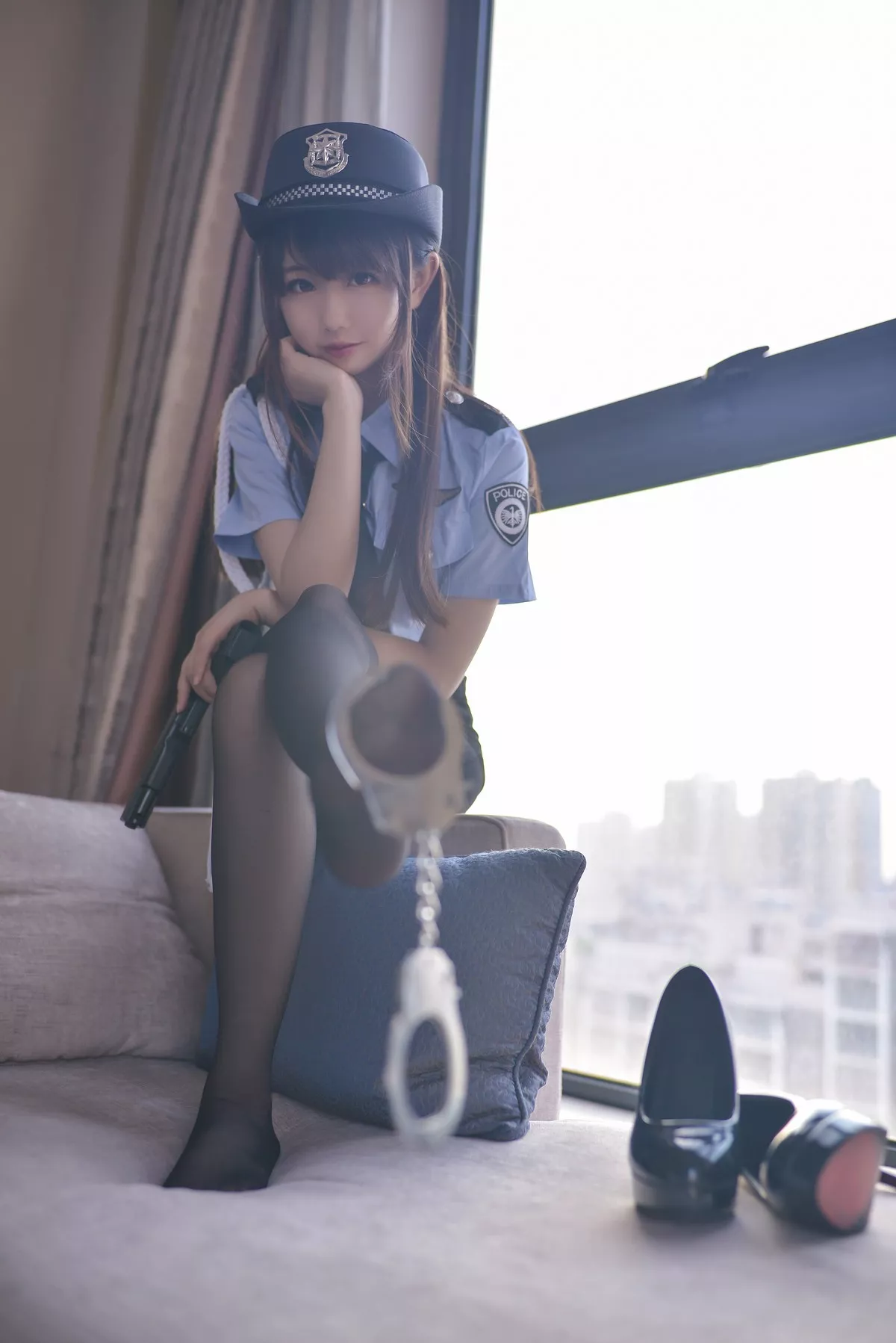 Coser小姐姐雪琪女警制服主题私房黑色短裙下性感黑丝裤袜秀翘臀美腿诱惑写真49P
