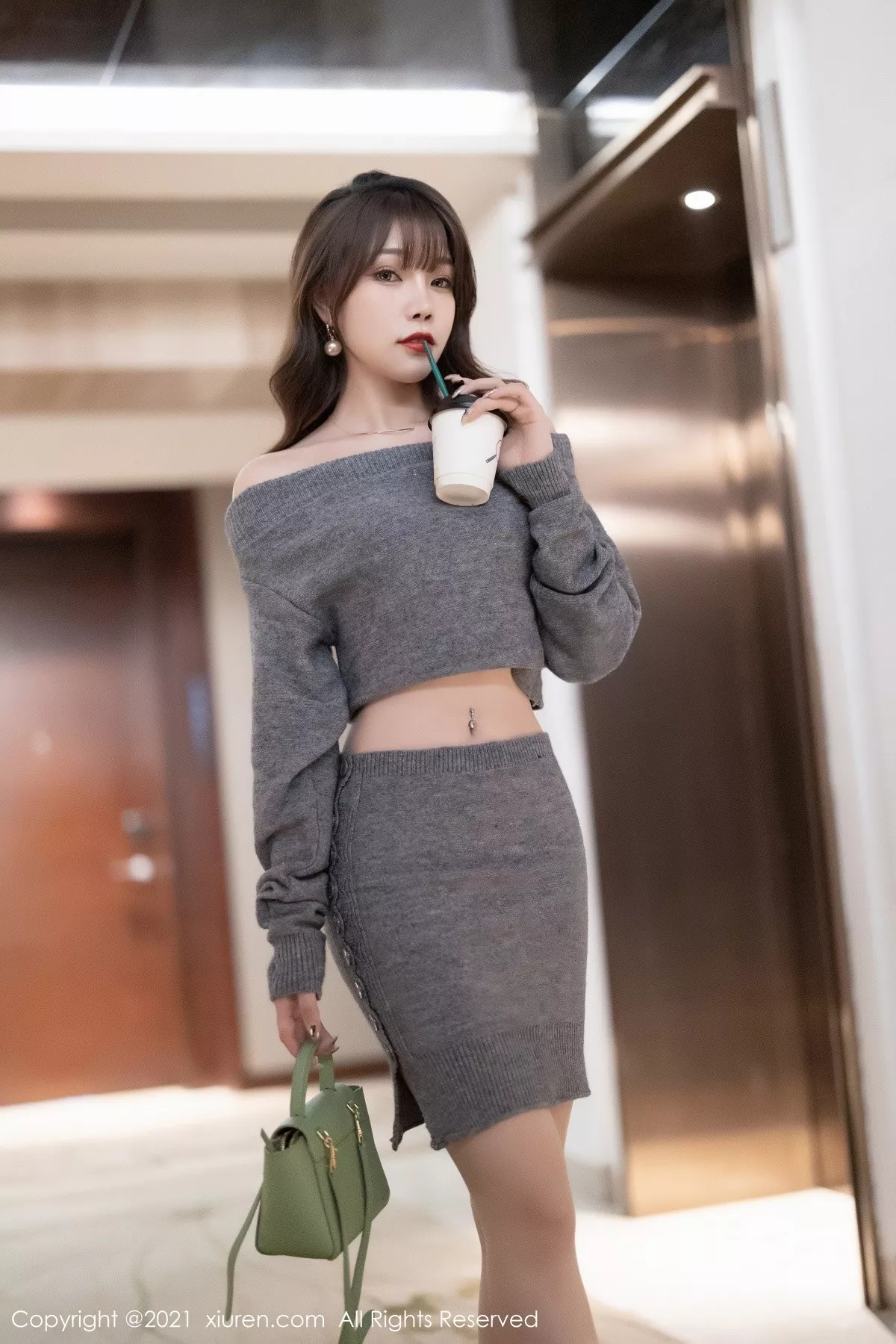 XiuRen第4239期_女神芝芝Booty私房针织衣套装配肉丝裤袜半脱秀翘臀诱惑写真90P