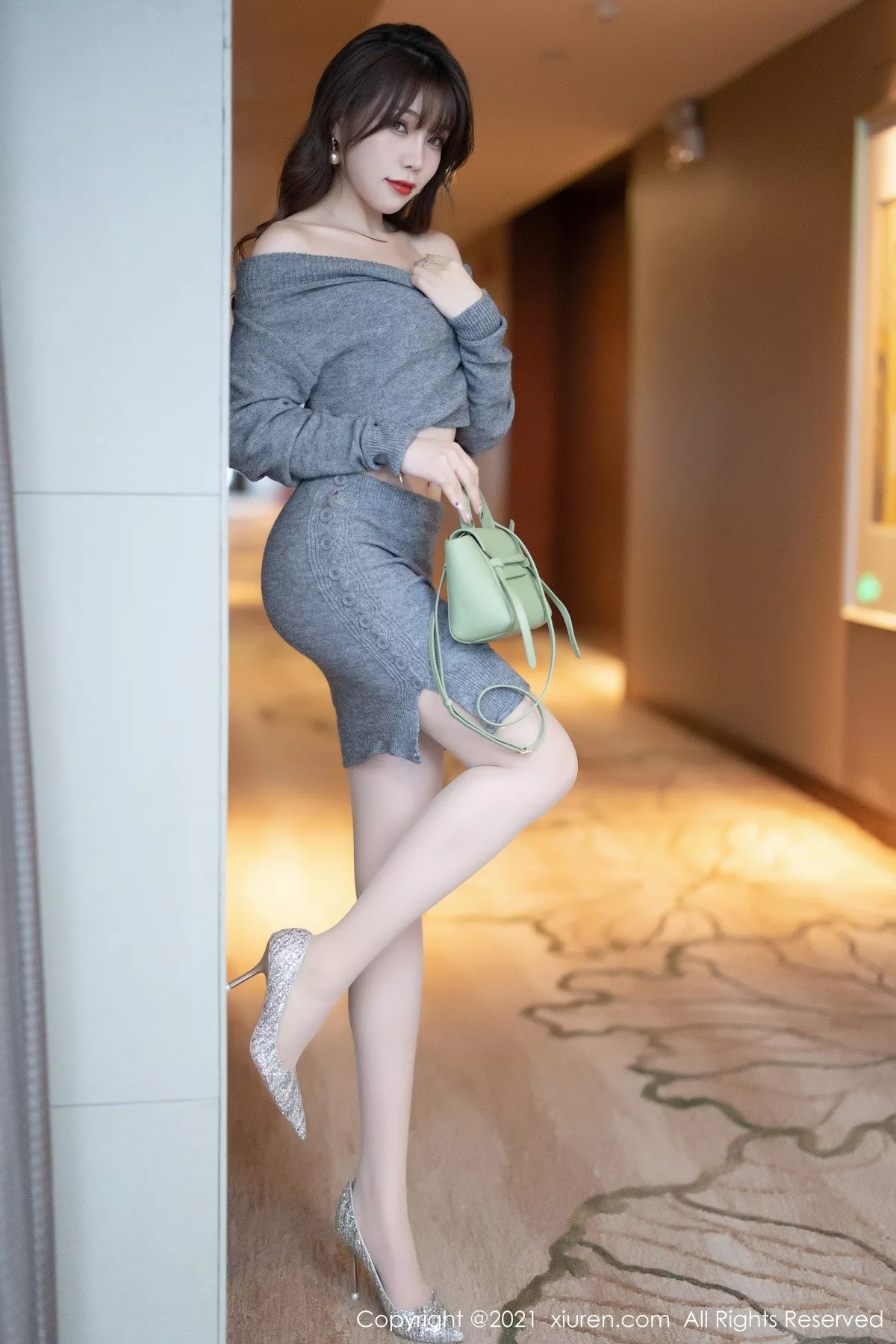 XiuRen第4239期_女神芝芝Booty私房针织衣套装配肉丝裤袜半脱秀翘臀诱惑写真90P