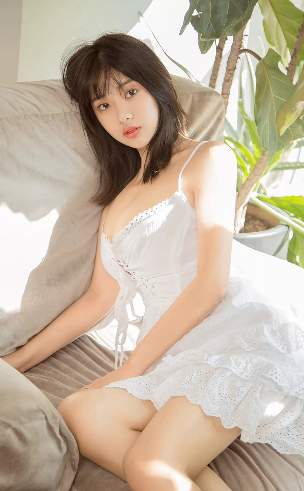 [Ugirls爱尤物]No.2203_模特袁圆私房低胸吊裙+黑色情趣内衣秀丰满身材诱惑写真35P