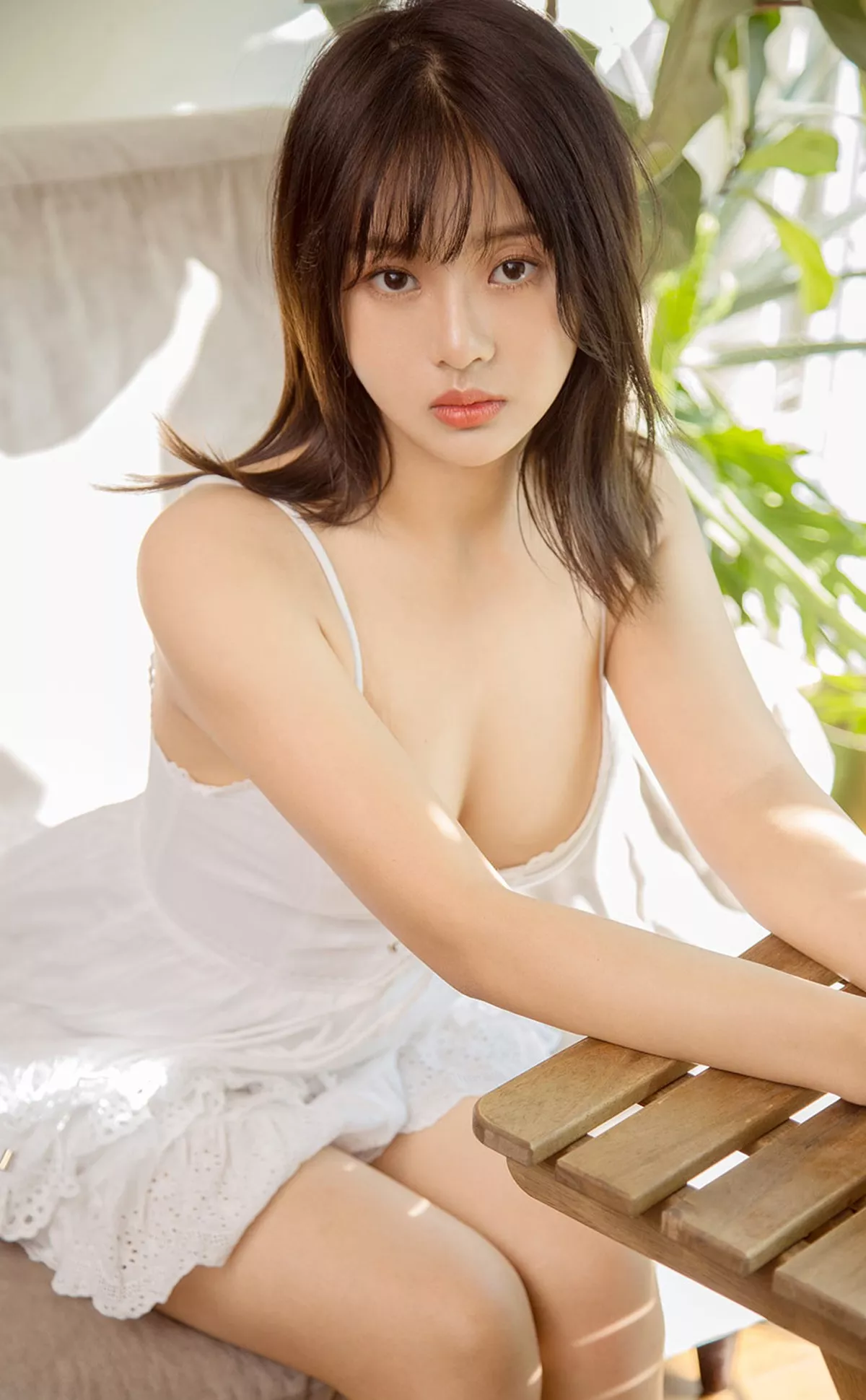 [Ugirls爱尤物]No.2203_模特袁圆私房低胸吊裙+黑色情趣内衣秀丰满身材诱惑写真35P
