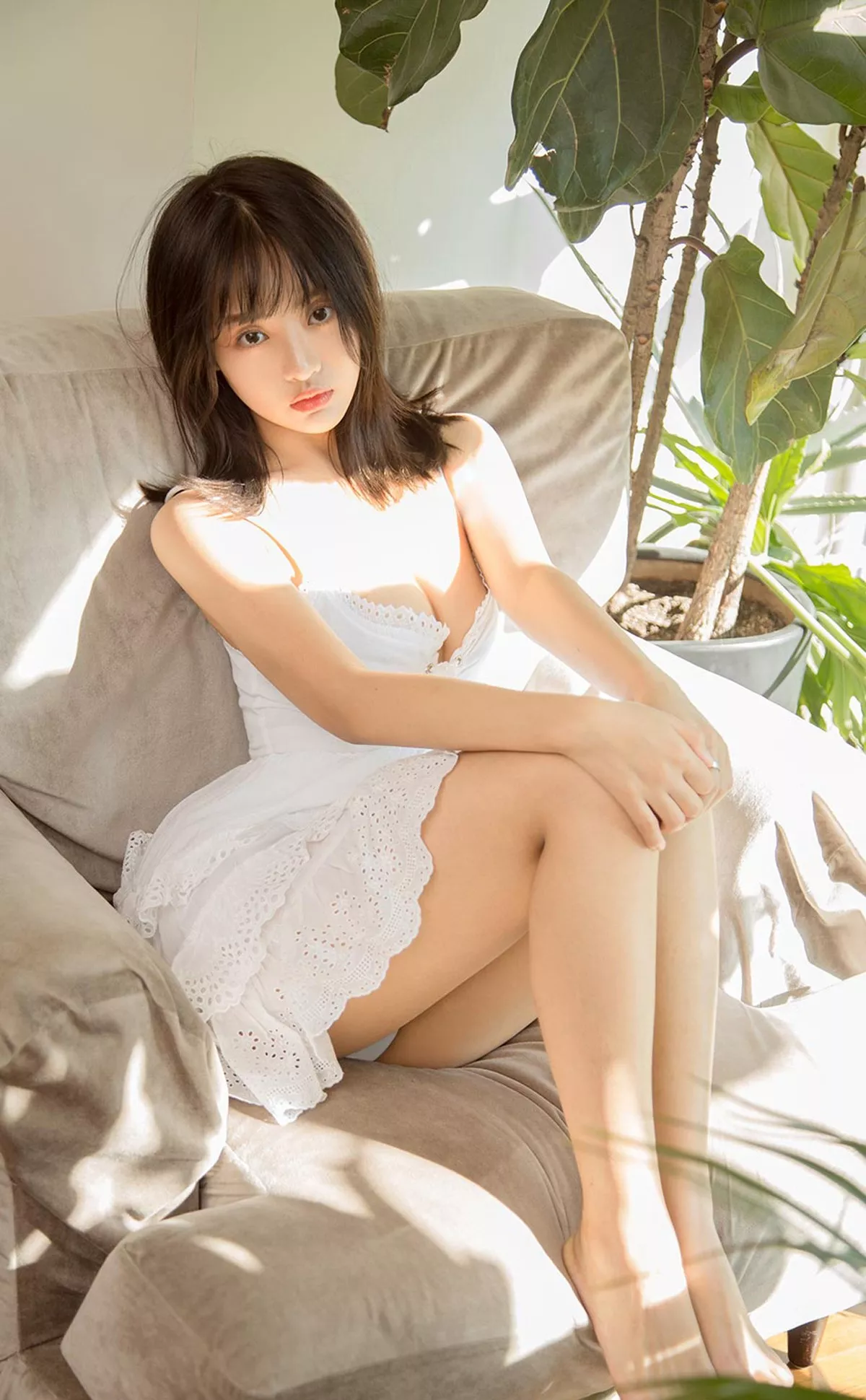 [Ugirls爱尤物]No.2203_模特袁圆私房低胸吊裙+黑色情趣内衣秀丰满身材诱惑写真35P
