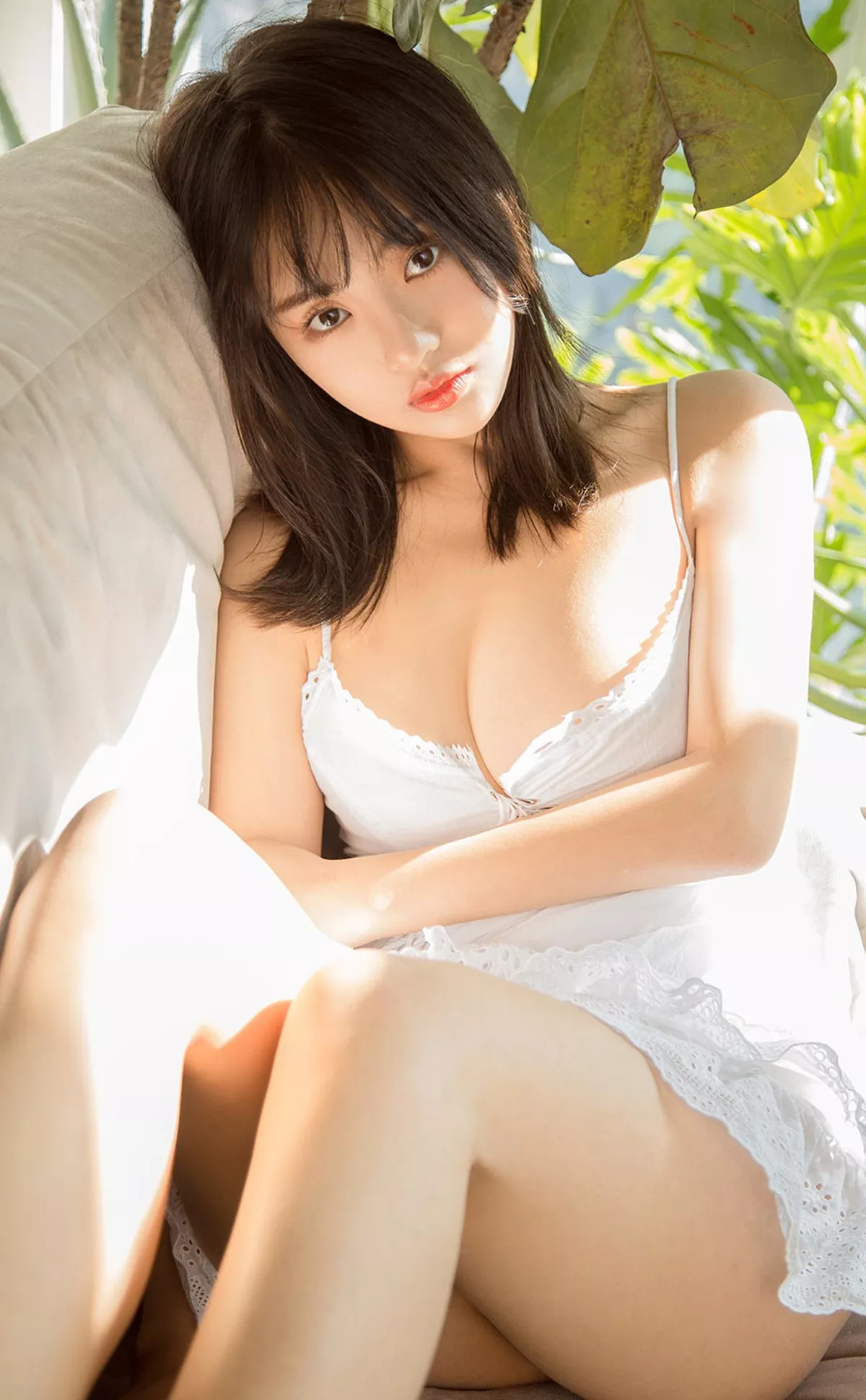 [Ugirls爱尤物]No.2203_模特袁圆私房低胸吊裙+黑色情趣内衣秀丰满身材诱惑写真35P