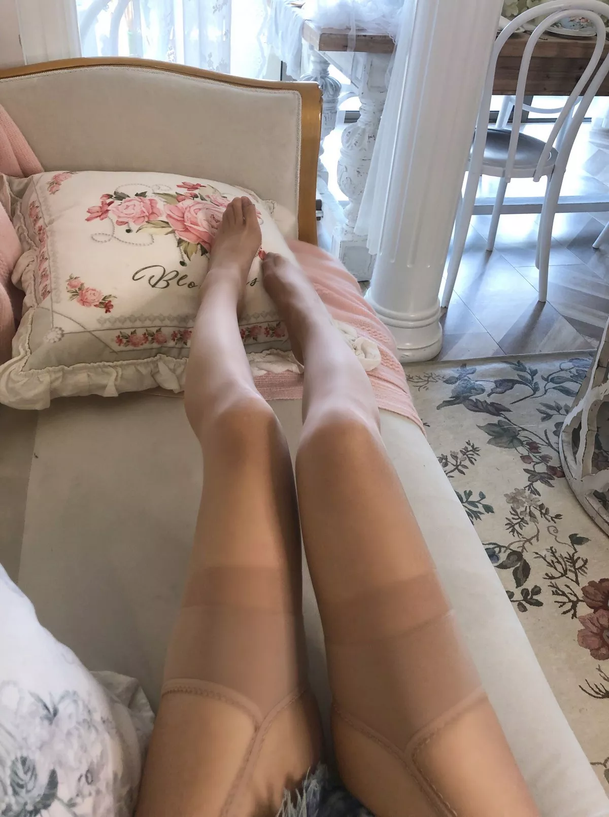 动漫博主阿包也是兔娘纯欲女友主题纯白毛衣配齐逼牛仔短裤肉丝吊袜诱惑写真34P