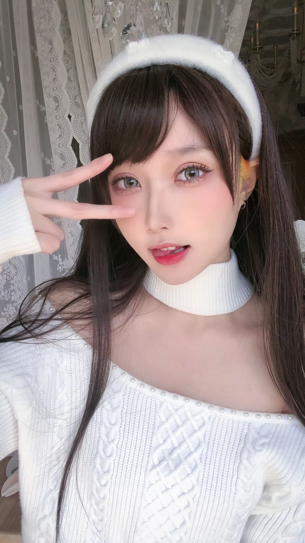 动漫博主阿包也是兔娘纯欲女友主题纯白毛衣配齐逼牛仔短裤肉丝吊袜诱惑写真34P