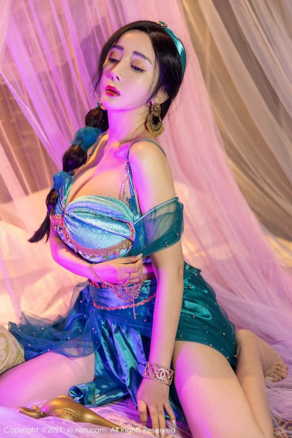 XiuRen第4243期_模特允爾成都旅拍异域风情主题私房半脱露丰乳肥臀极致诱惑写真63P