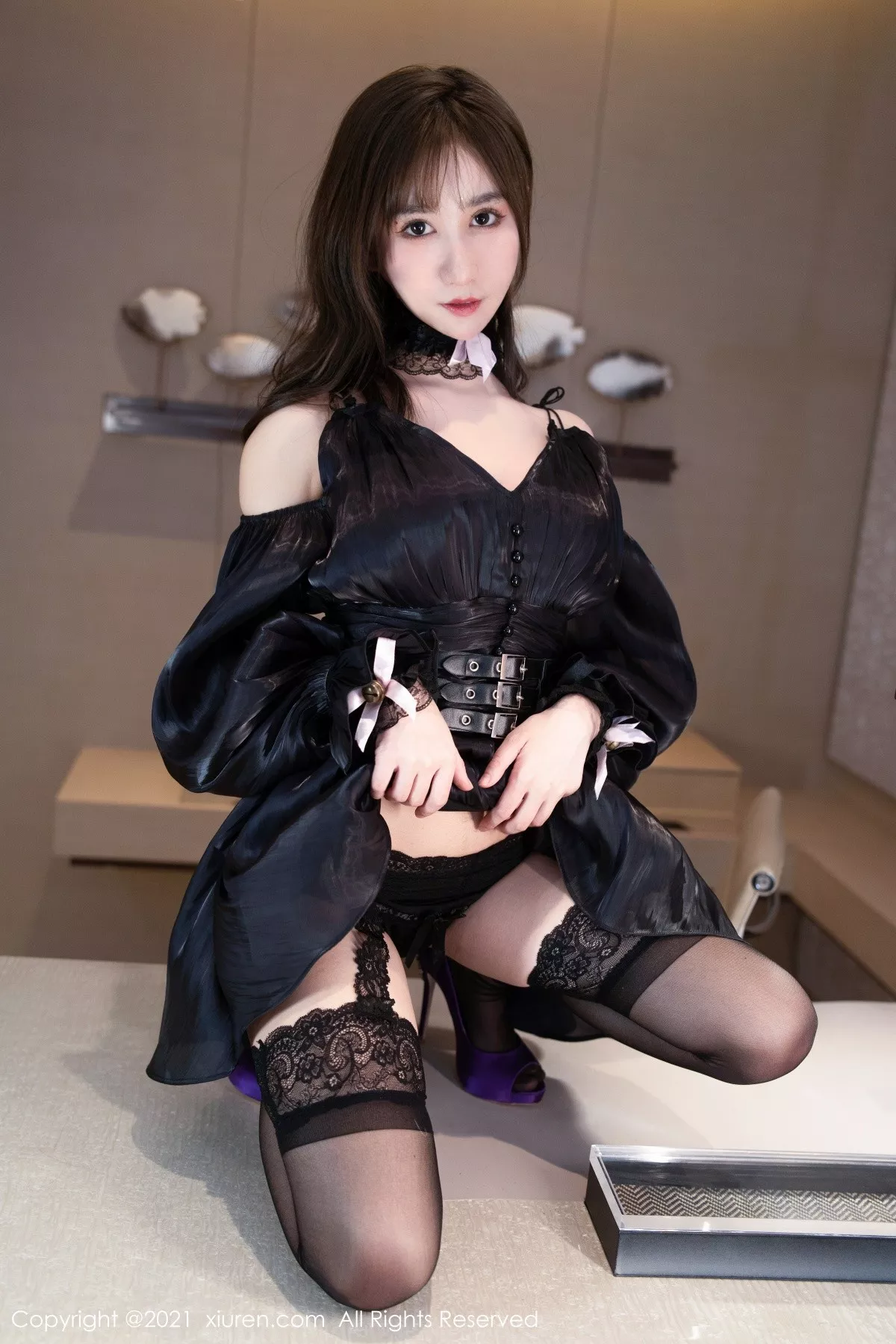 XiuRen第4245期_模特小果冻儿性感内衣配蕾丝吊袜半脱露豪乳遮点惹火诱惑写真68P