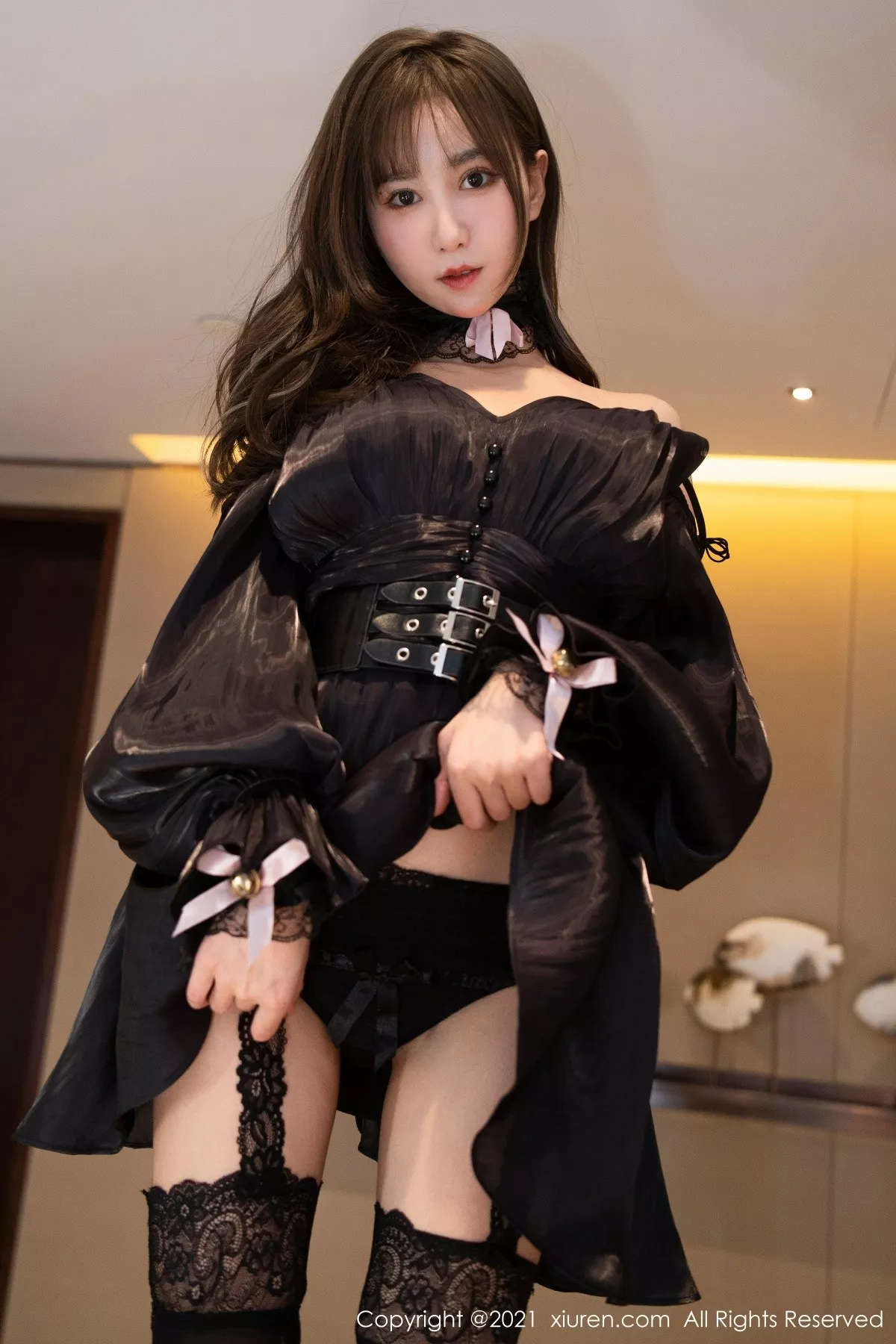XiuRen第4245期_模特小果冻儿性感内衣配蕾丝吊袜半脱露豪乳遮点惹火诱惑写真68P