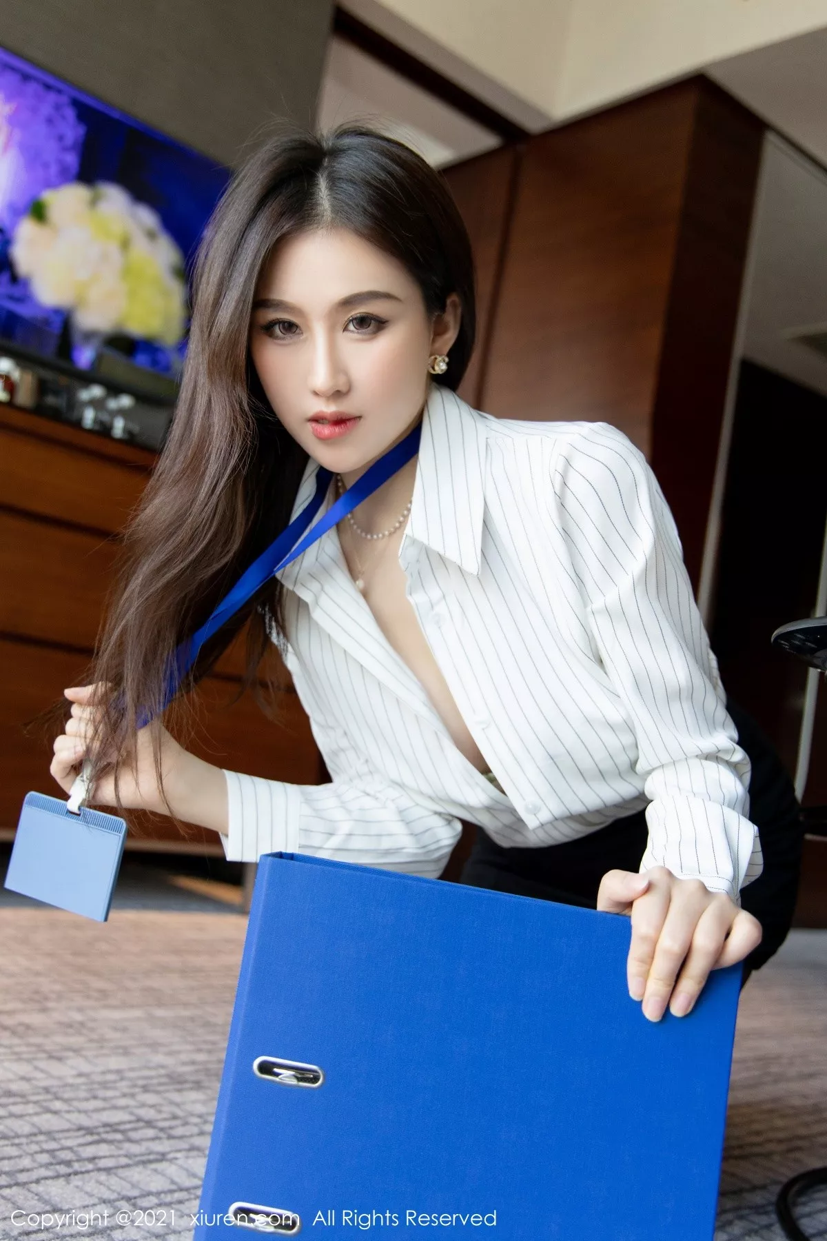 XiuRen第4291期_模特月音瞳白衬衫黑短裙秘书OL主题私房半脱秀丰满身材诱惑写真99P