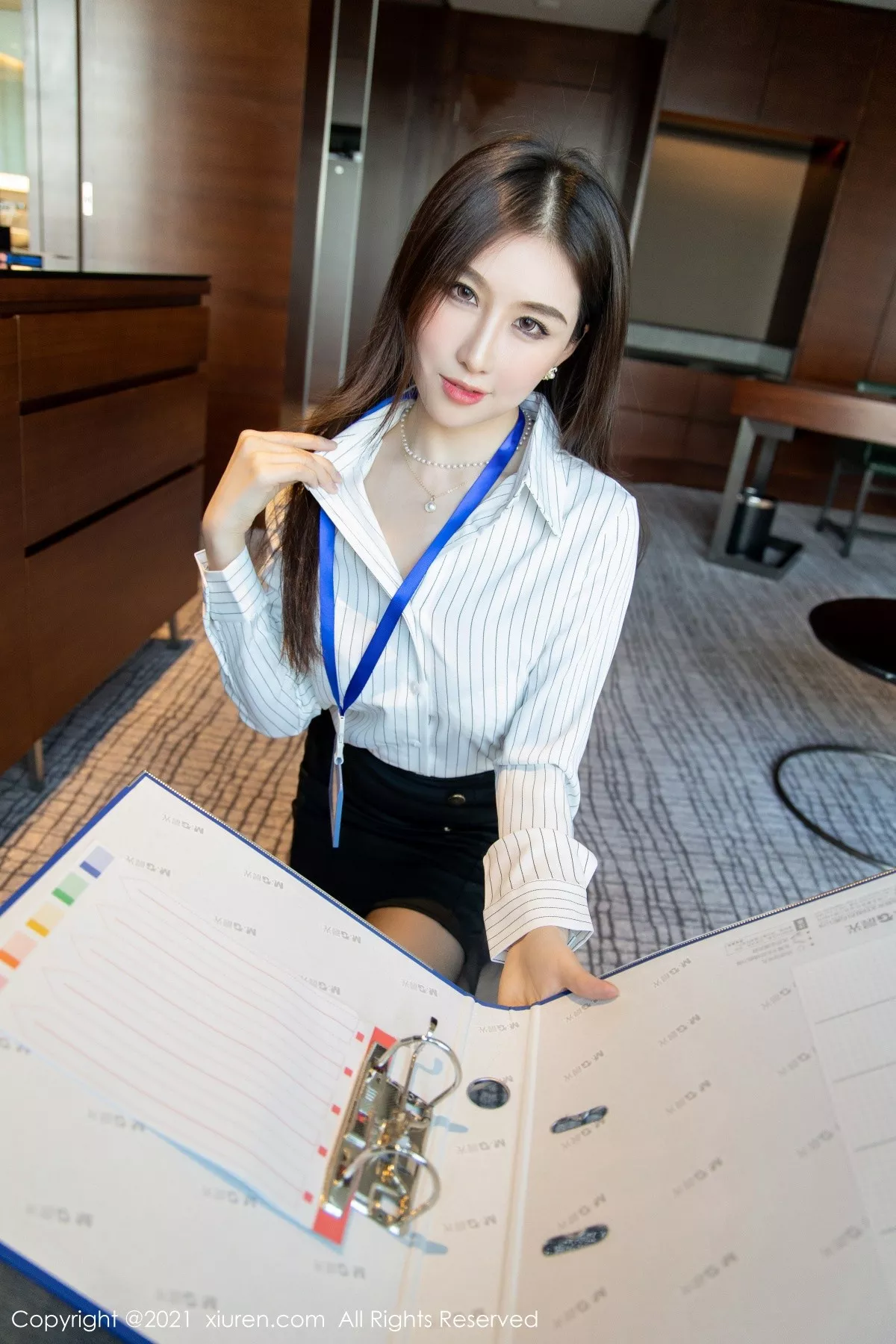XiuRen第4291期_模特月音瞳白衬衫黑短裙秘书OL主题私房半脱秀丰满身材诱惑写真99P
