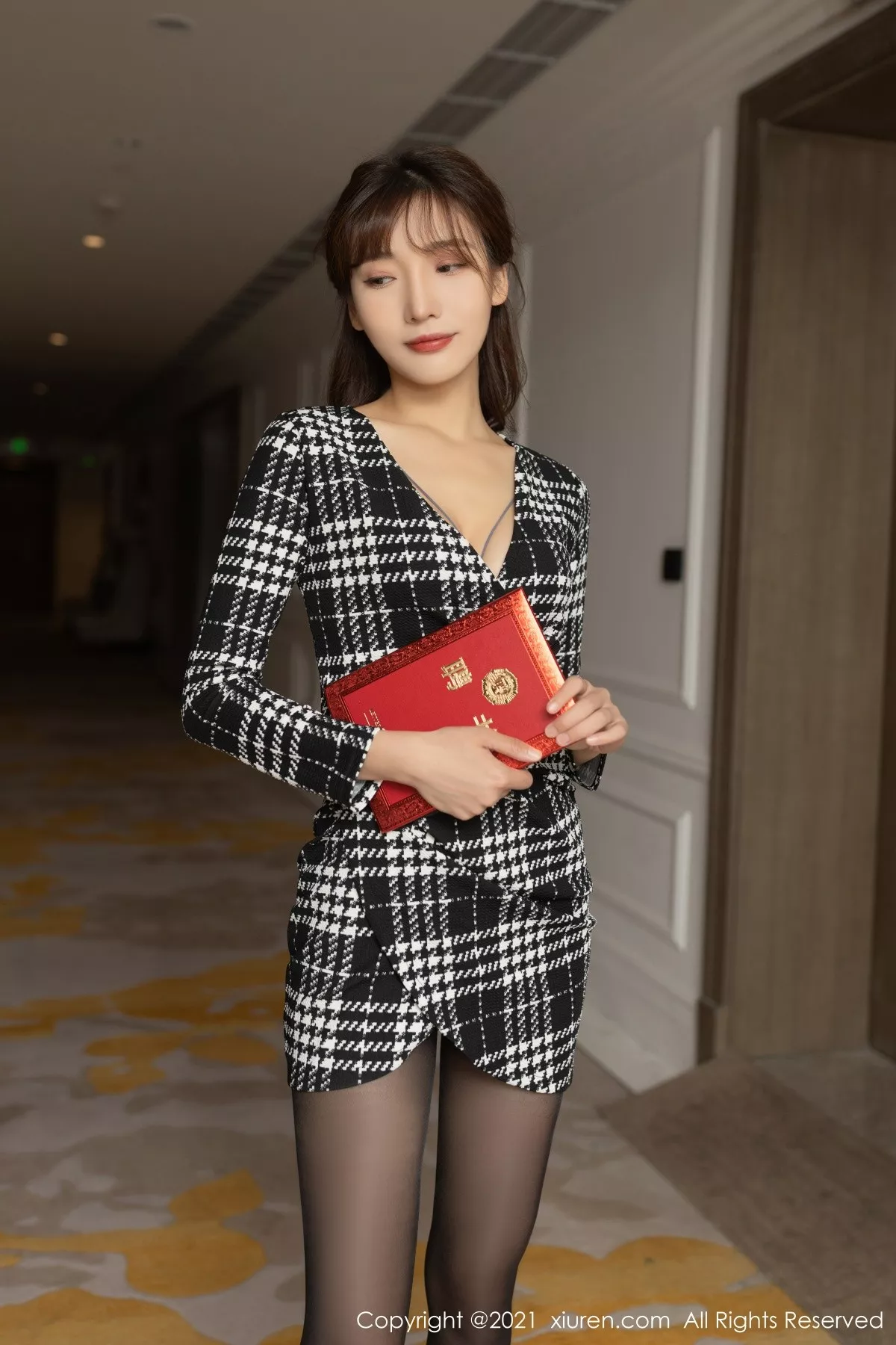 XiuRen第4292期_模特陆萱萱重庆旅拍私房半脱露灰色精致内衣配开档黑丝诱惑写真88P