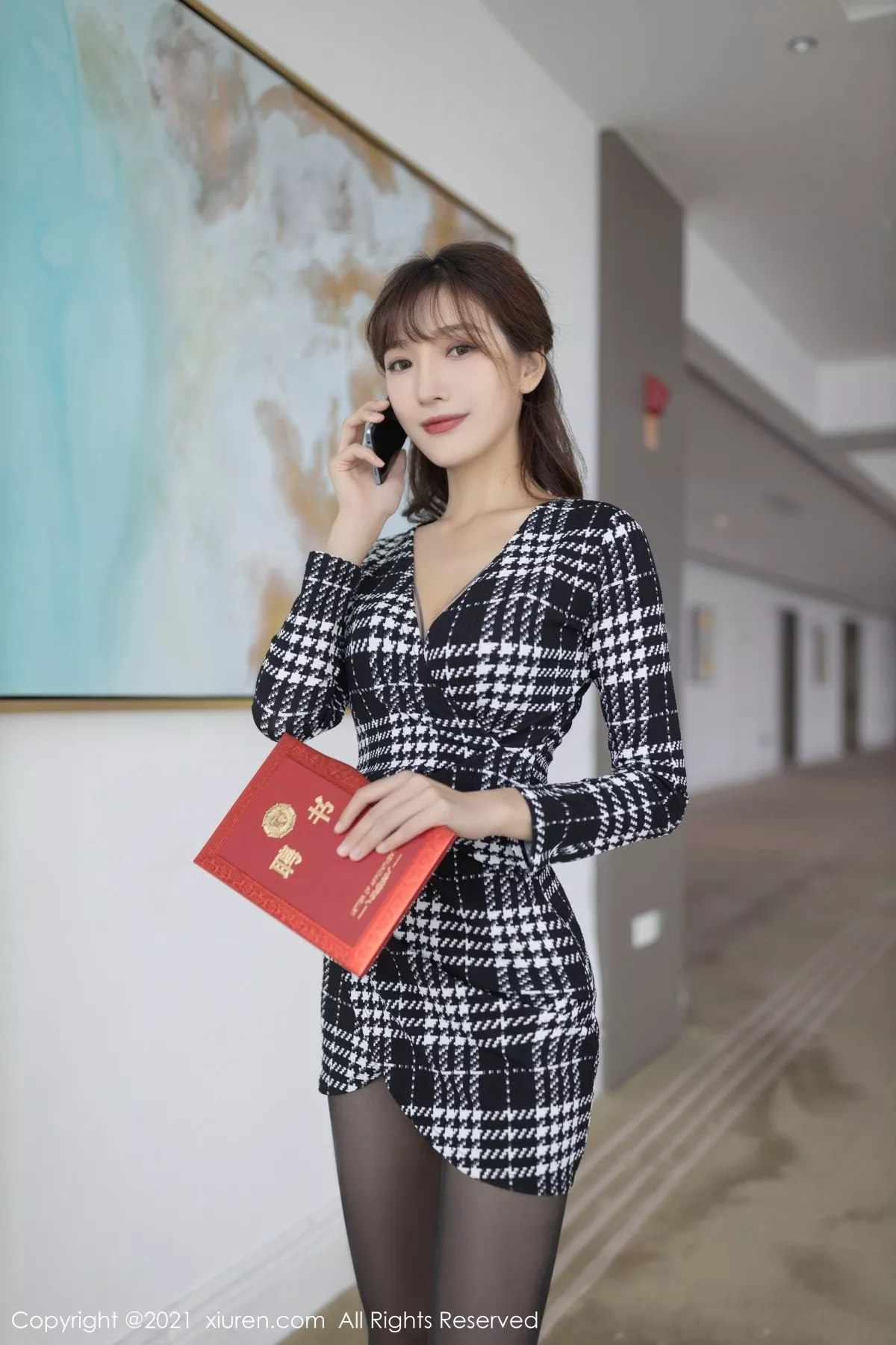 XiuRen第4292期_模特陆萱萱重庆旅拍私房半脱露灰色精致内衣配开档黑丝诱惑写真88P