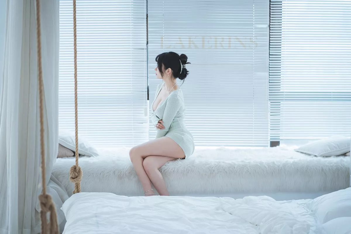 网络美女rioko凉凉子人妻毛衣主题私房半脱露黑色情趣内衣秀翘臀撩人诱惑写真54P