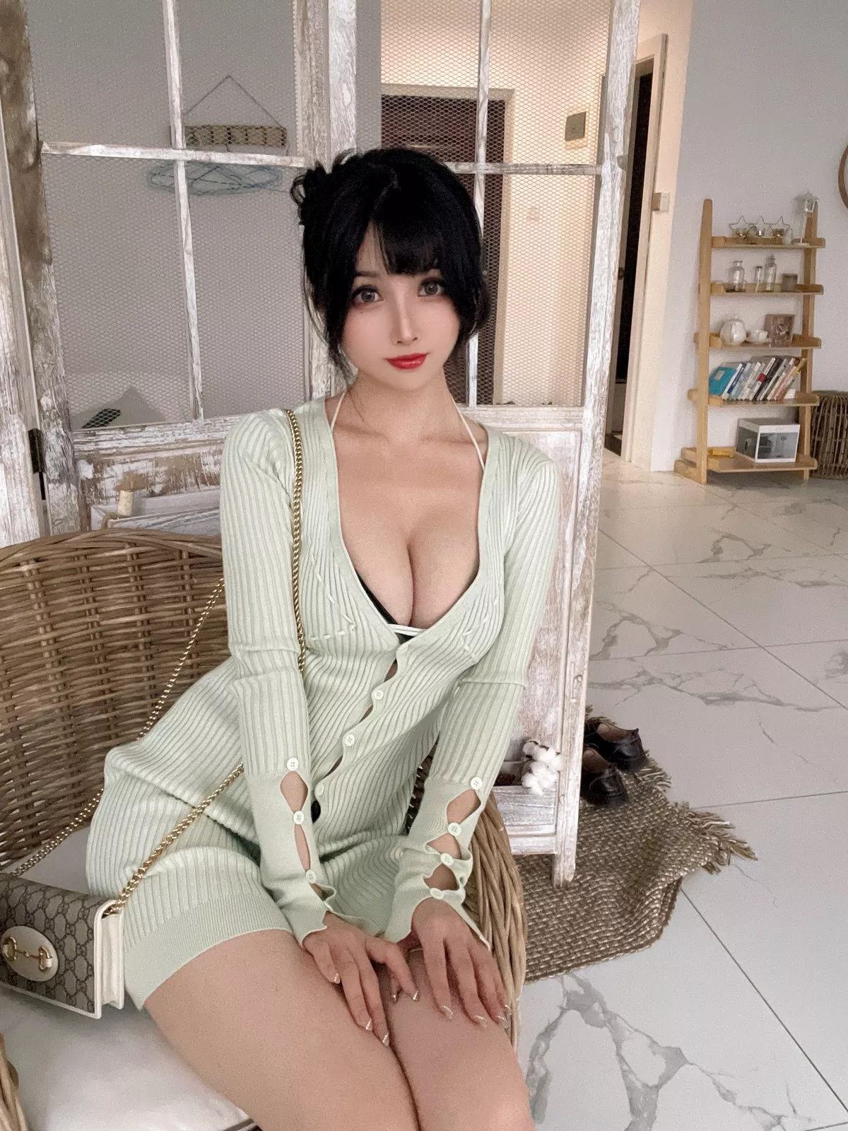 网络美女rioko凉凉子人妻毛衣主题私房半脱露黑色情趣内衣秀翘臀撩人诱惑写真54P
