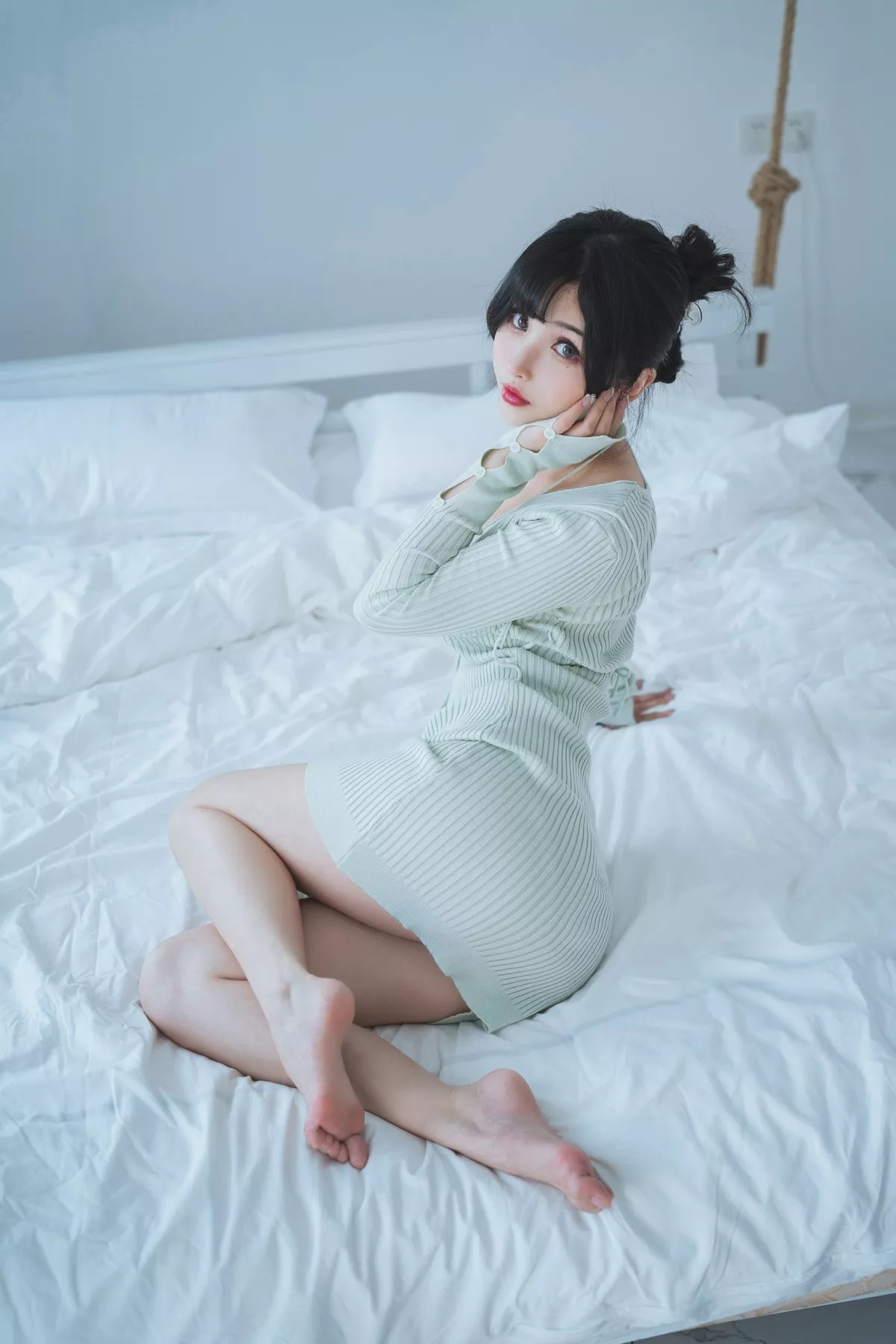 网络美女rioko凉凉子人妻毛衣主题私房半脱露黑色情趣内衣秀翘臀撩人诱惑写真54P